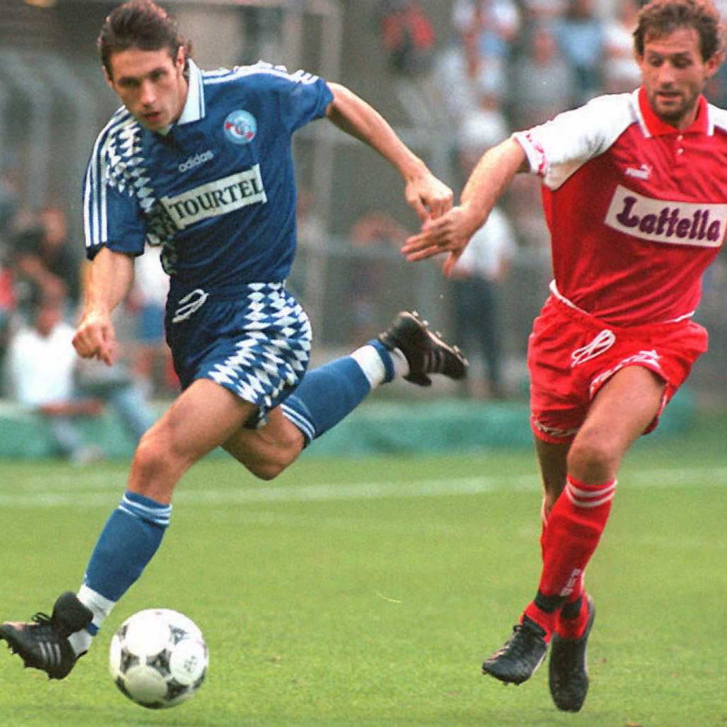 Starsbourg striker Alexander Mostovoi (L) is chall