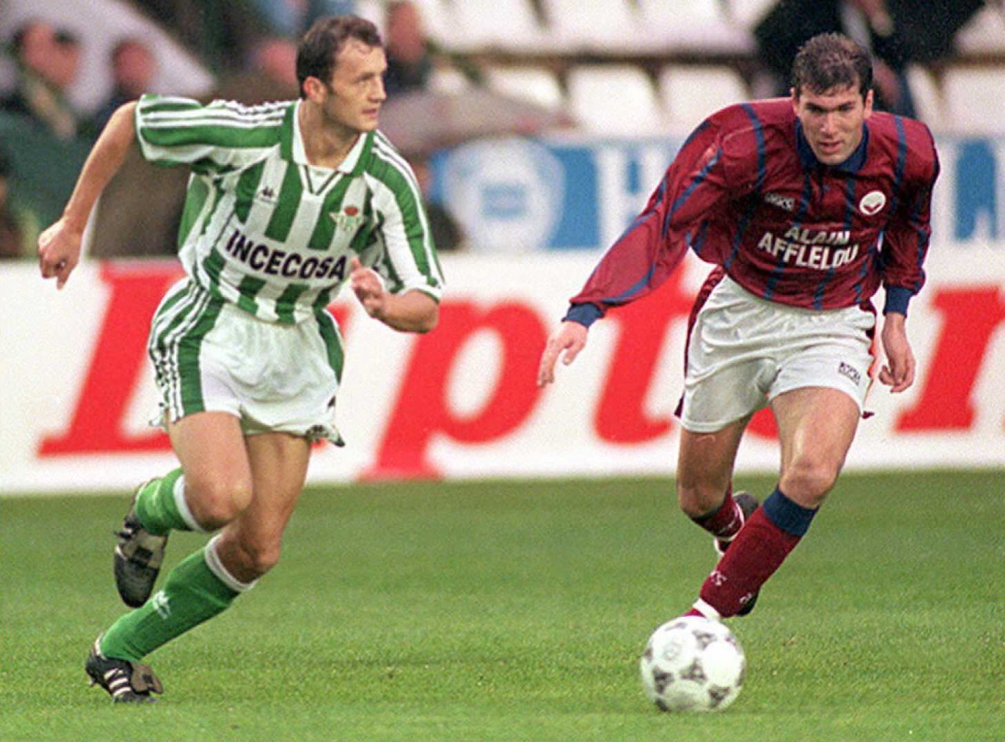 Bordeaux's Zinedine Zidane (R), duels with Betis'