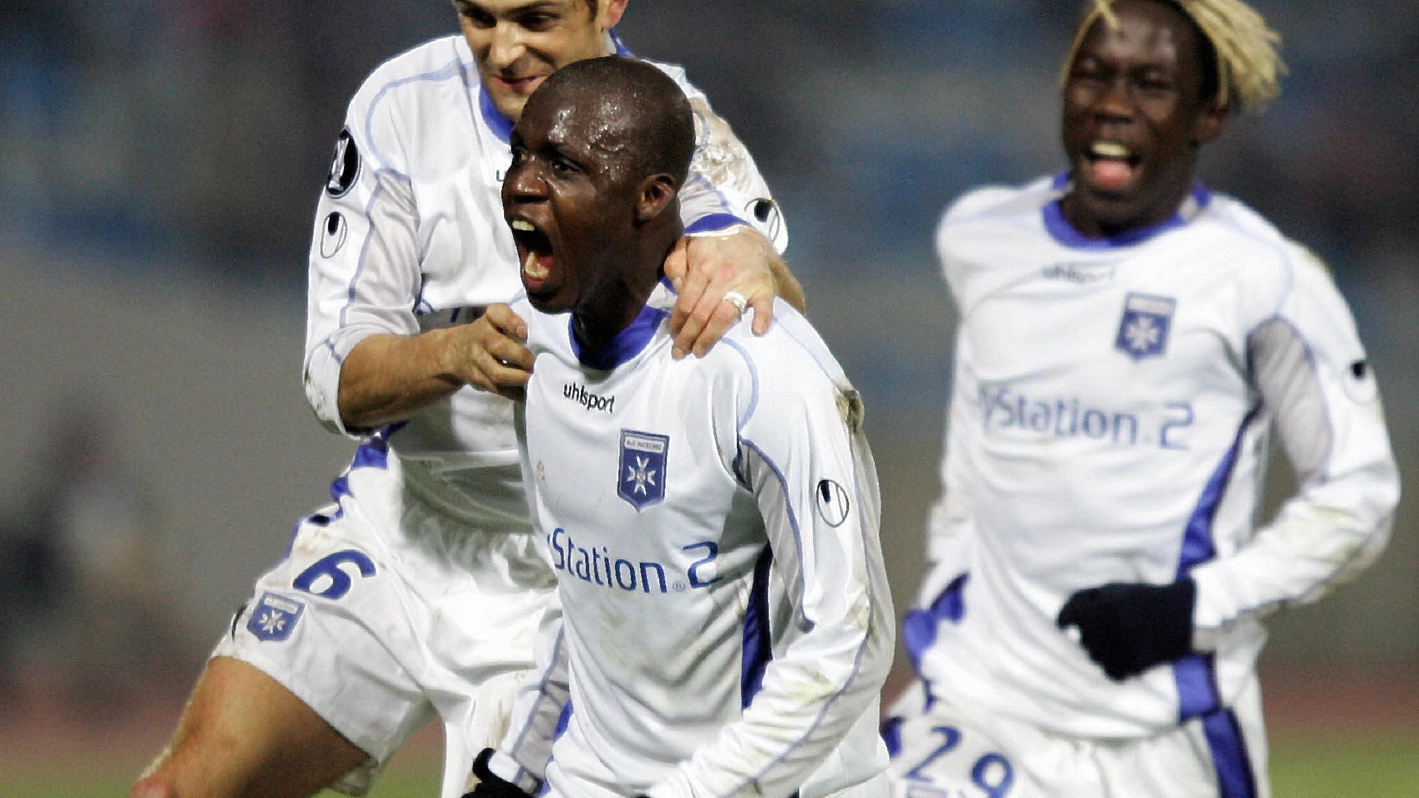 Auxerre's forward Akale Kanga (C) from I
