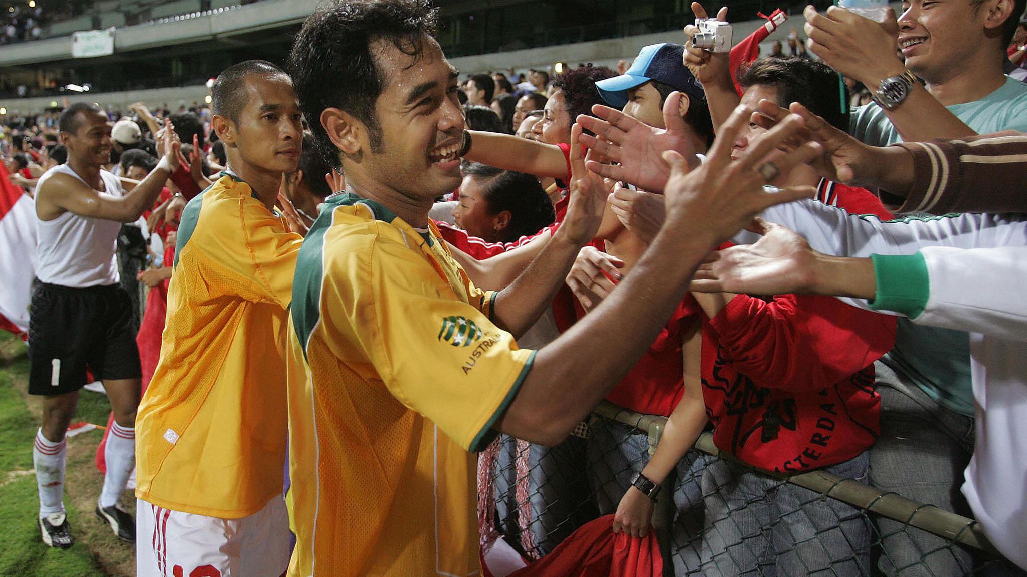 Indonesian captain Ponaryo Astaman (righ