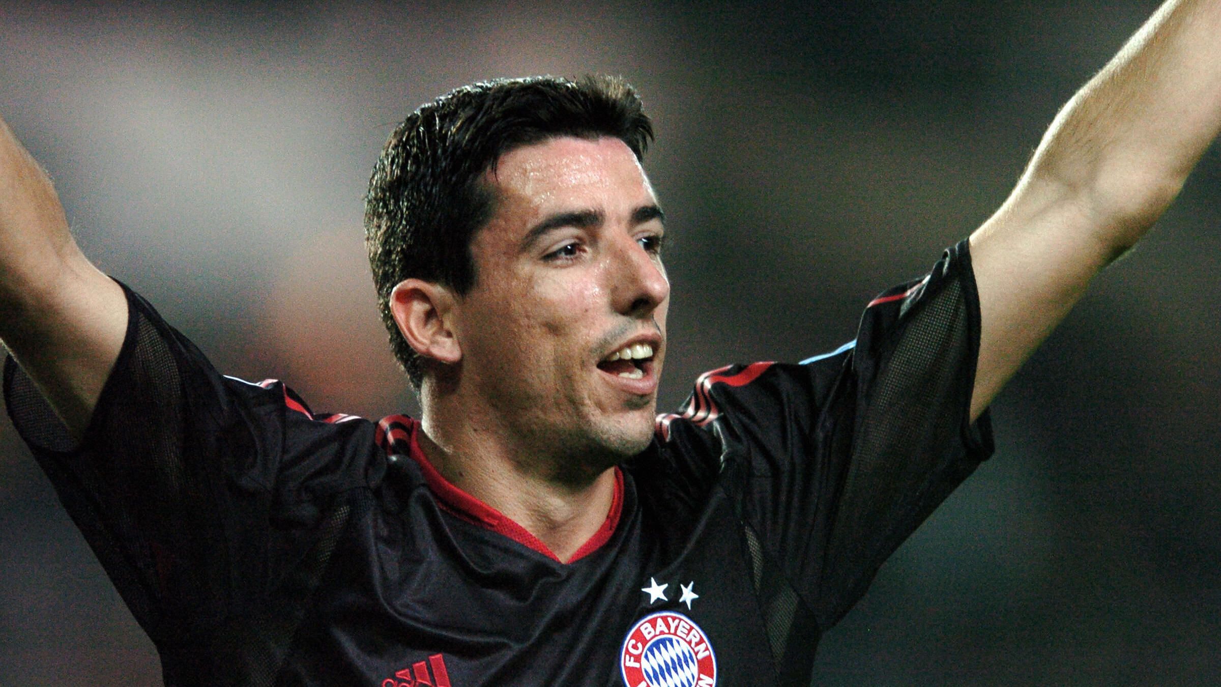 Roy Makaay of FC Bayern Munchen celebrat