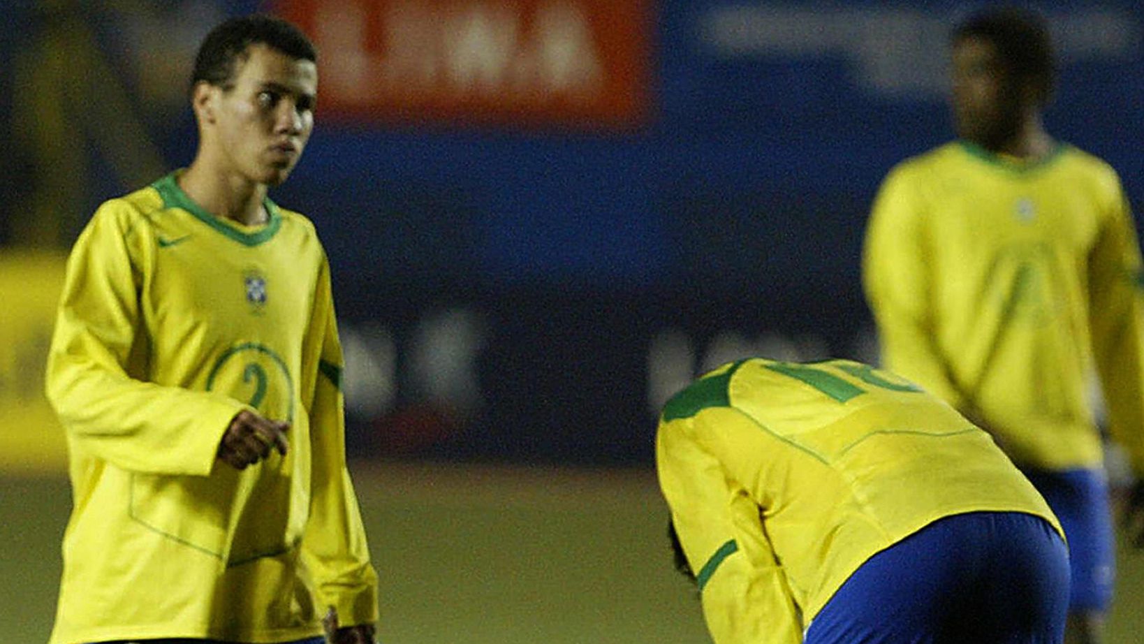 Brazilian soccer player Leyrielton (L) l