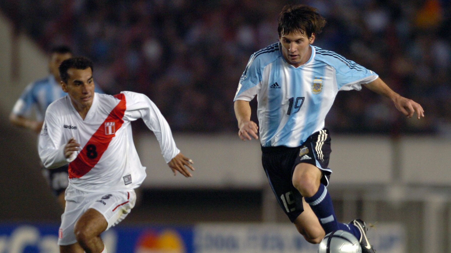 Argentine Lionel Messi (D) vies for the