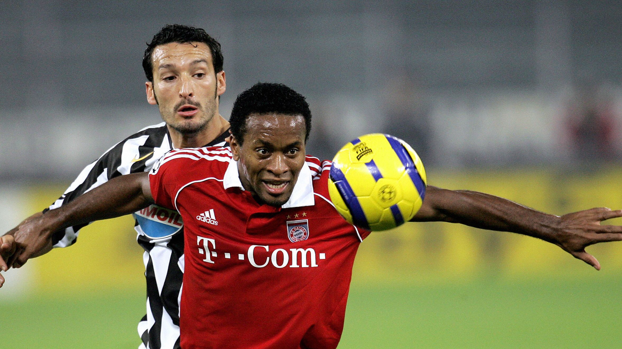 Juventus' defender Gianluca Zambrotta (L