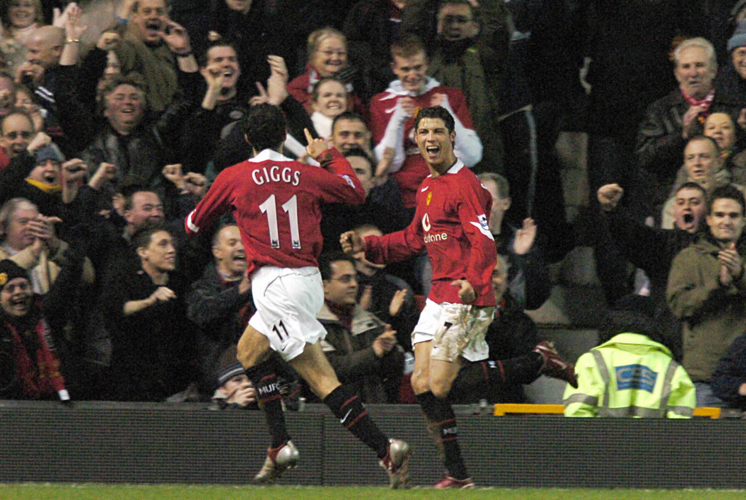 Manchester United's Cristiano Ronaldo (R