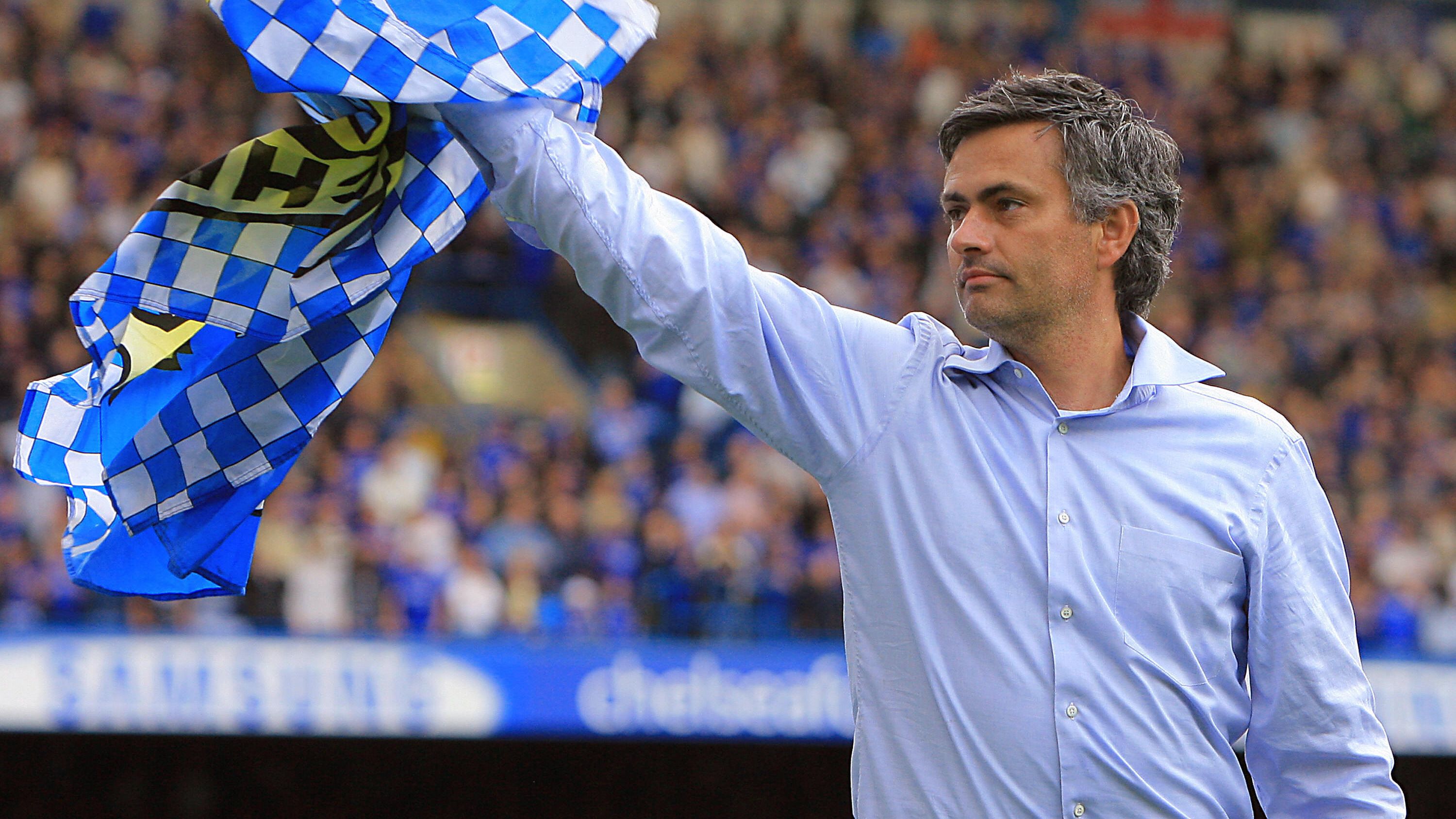 Chelsea manager Jose Mourinho waves a cl
