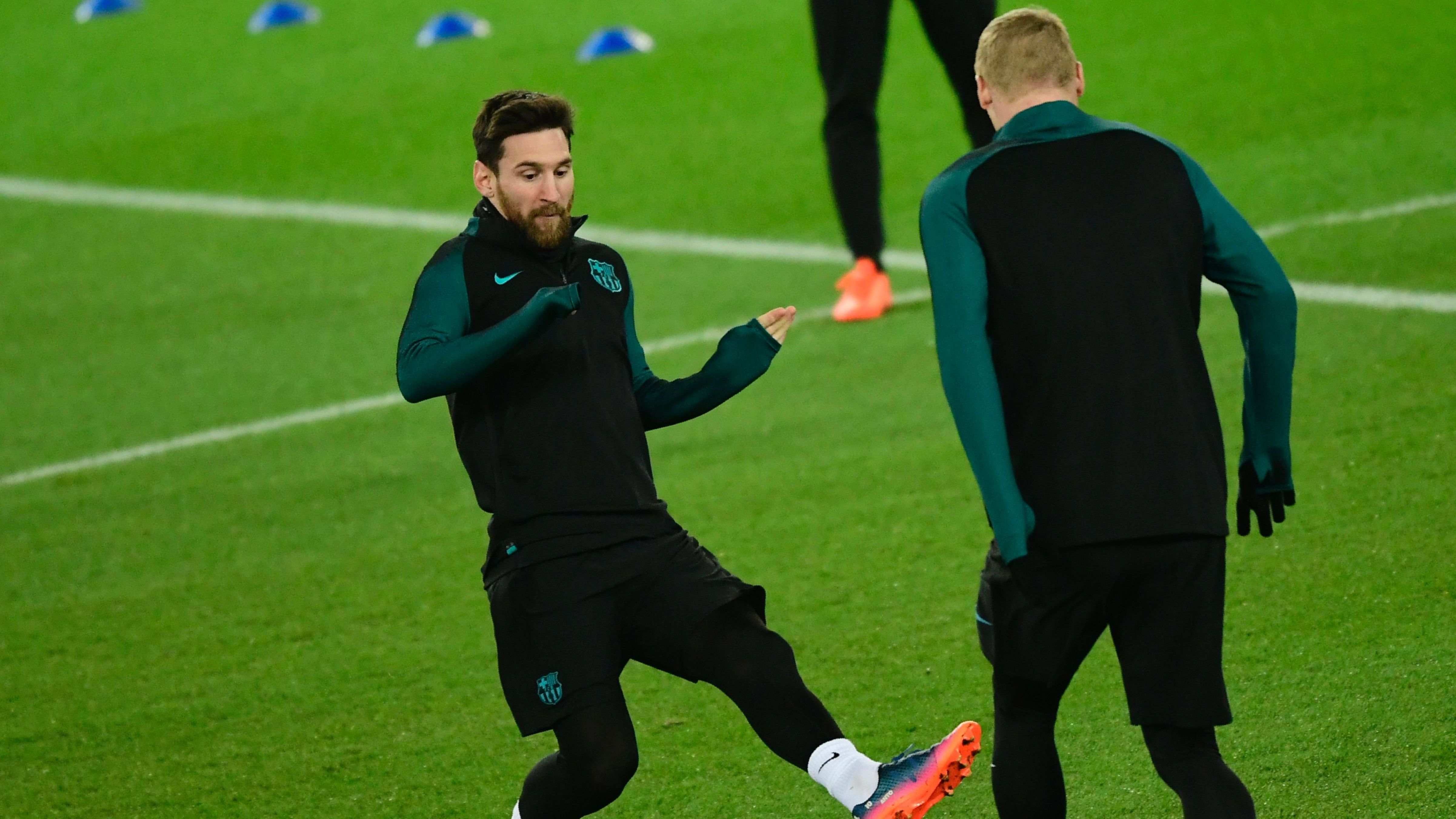 FBL-EUR-C1-PSG-BARCELONA-TRAINING