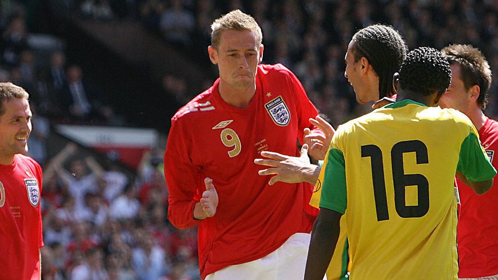 England's Peter Crouch (C) performs his