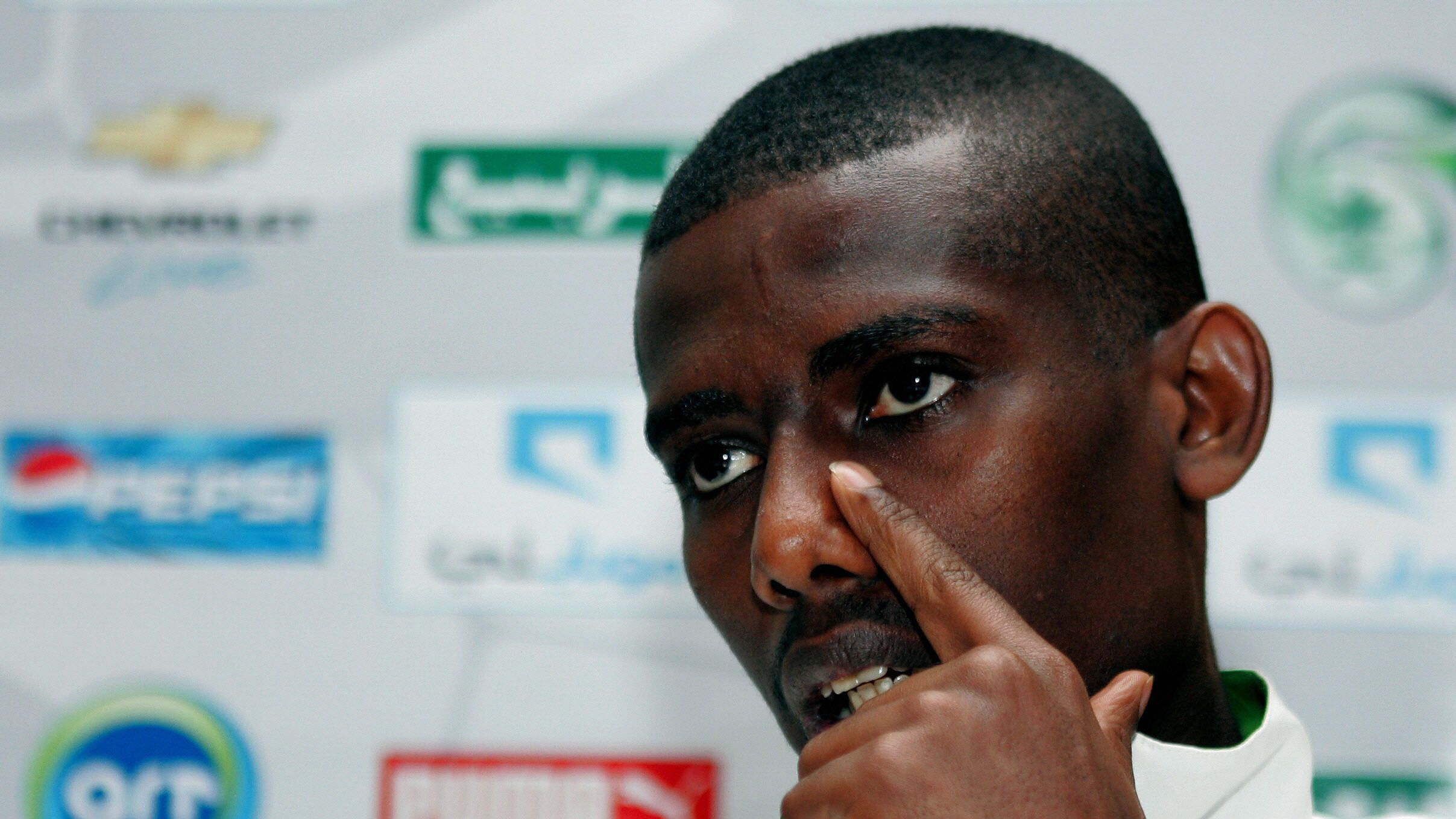 Saudi defender Hamad al-Montashari gestu