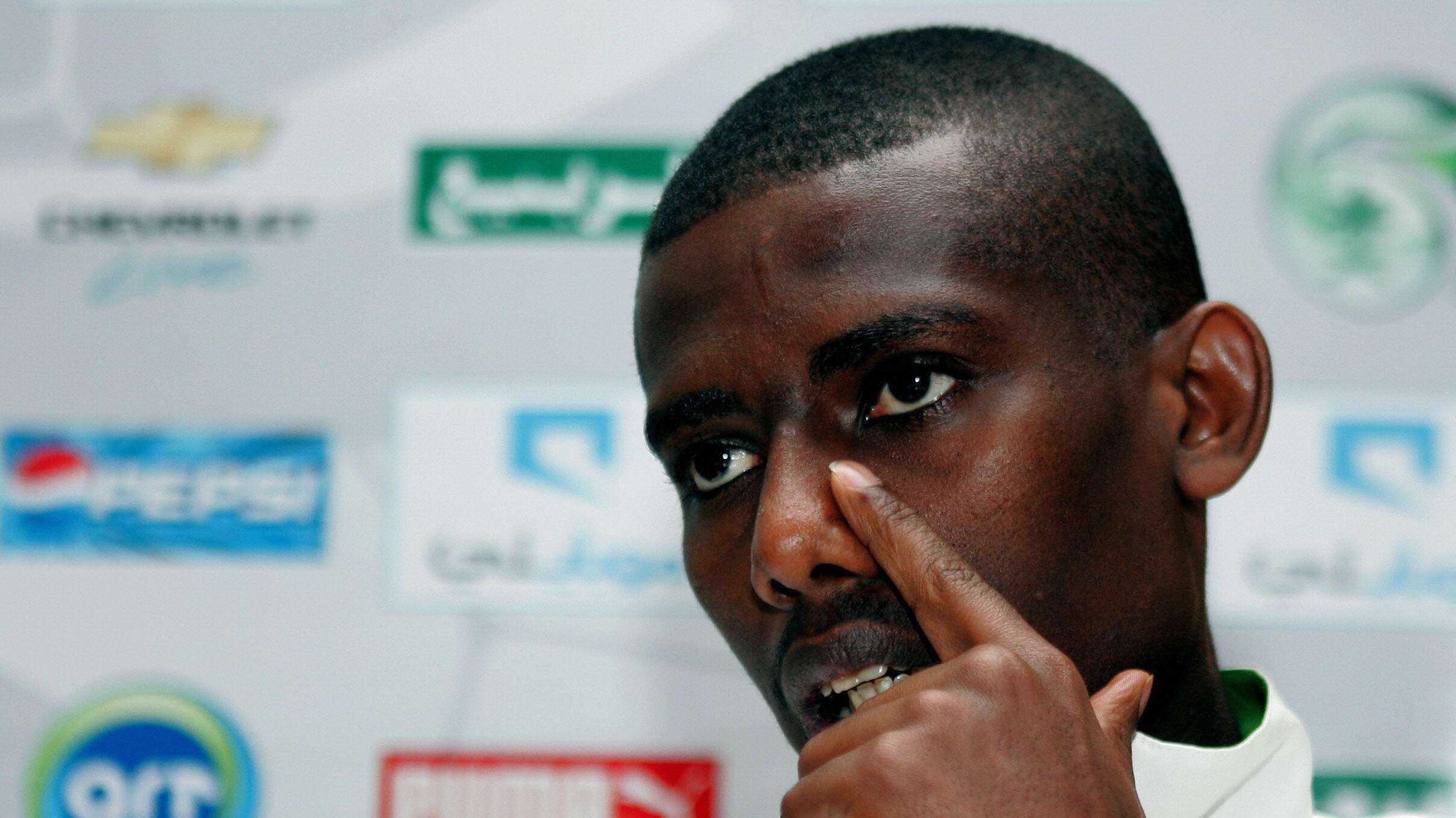 Saudi defender Hamad al-Montashari gestu