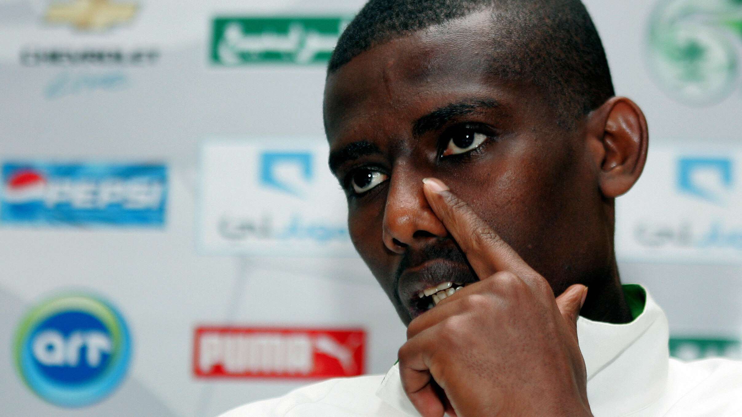 Saudi defender Hamad al-Montashari gestu