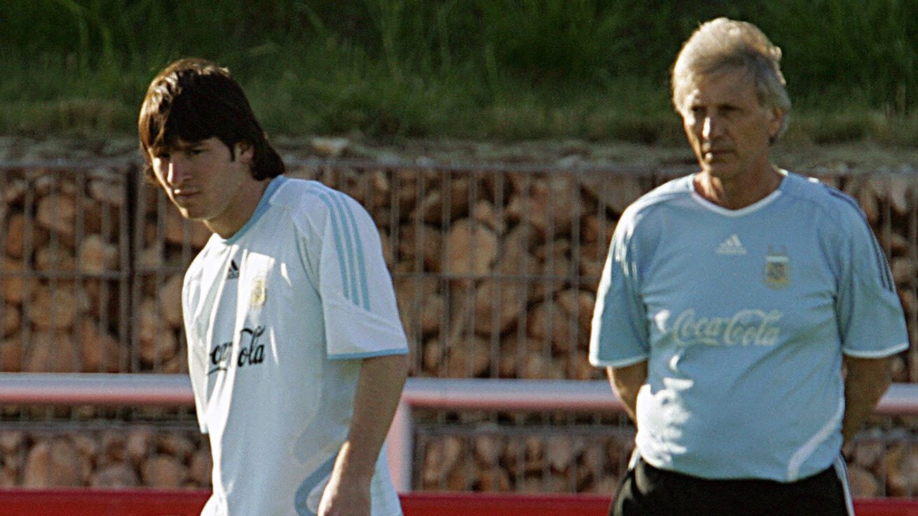 Argentinean coach Jose Pekerman (R) look
