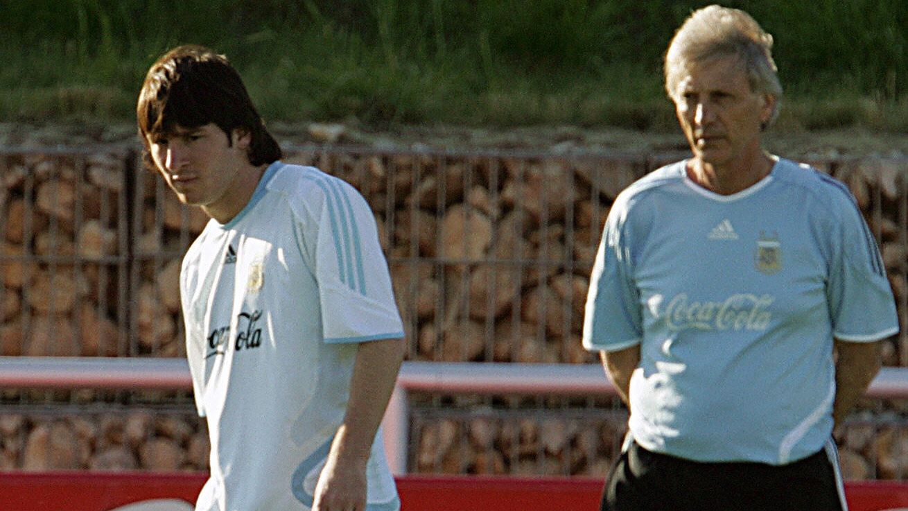 Argentinean coach Jose Pekerman (R) look