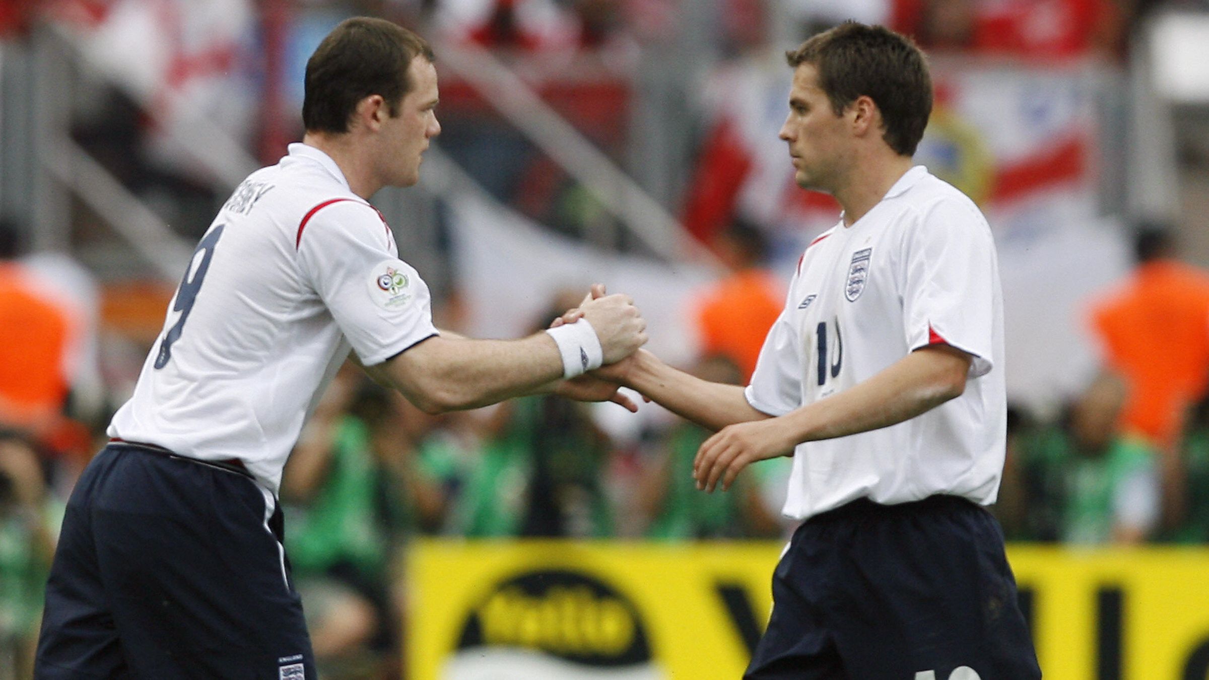 English forward Wayne Rooney (L) comes o