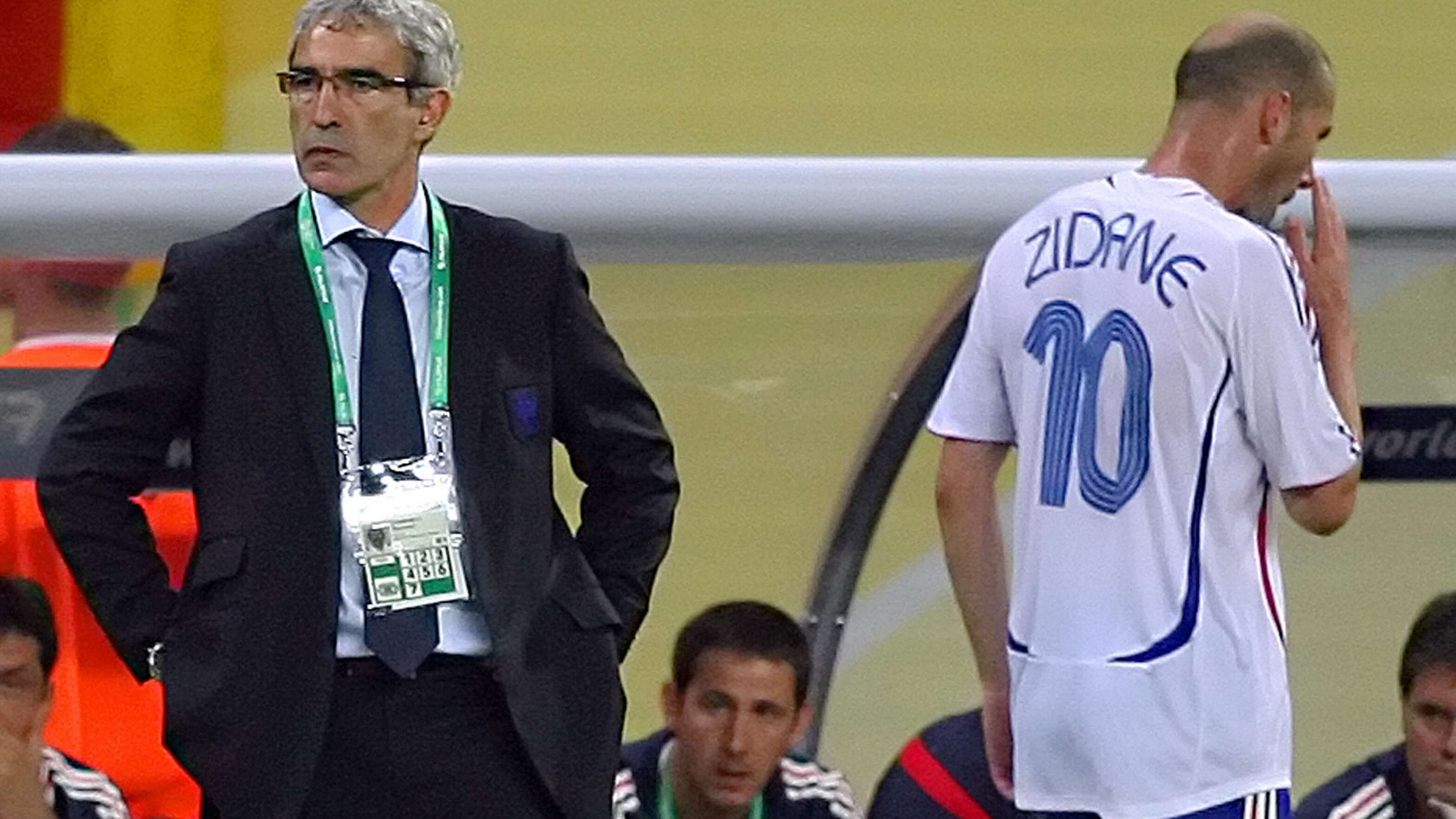 French head coach Raymond Domenech (L) l