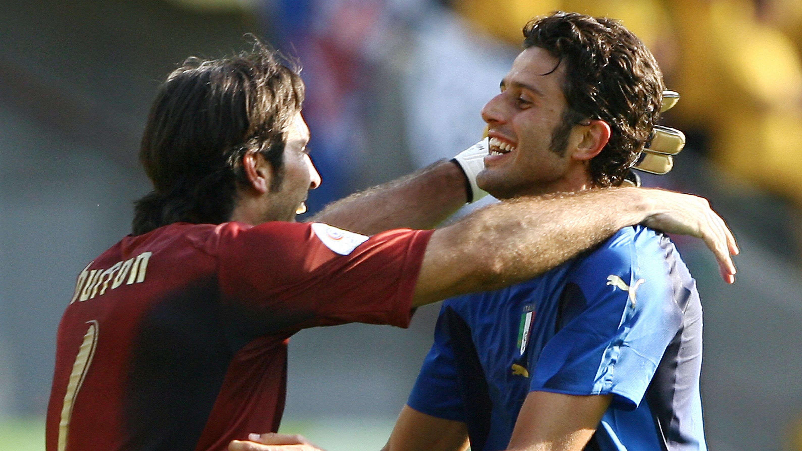 Italian goalkeeper Gianluigi Buffon (L)