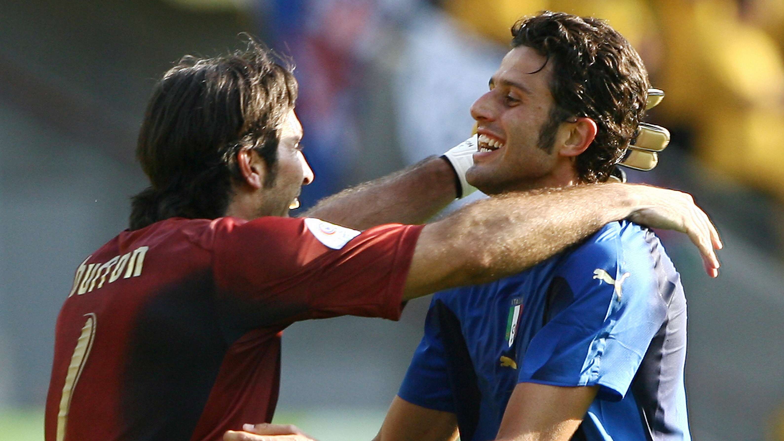 Italian goalkeeper Gianluigi Buffon (L)