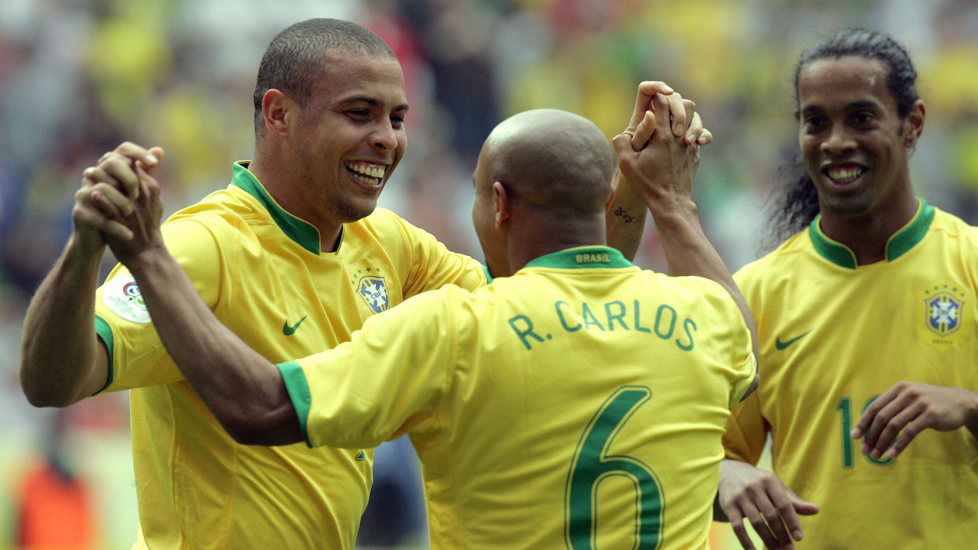 Brazilian defender Roberto Carlos (C) co