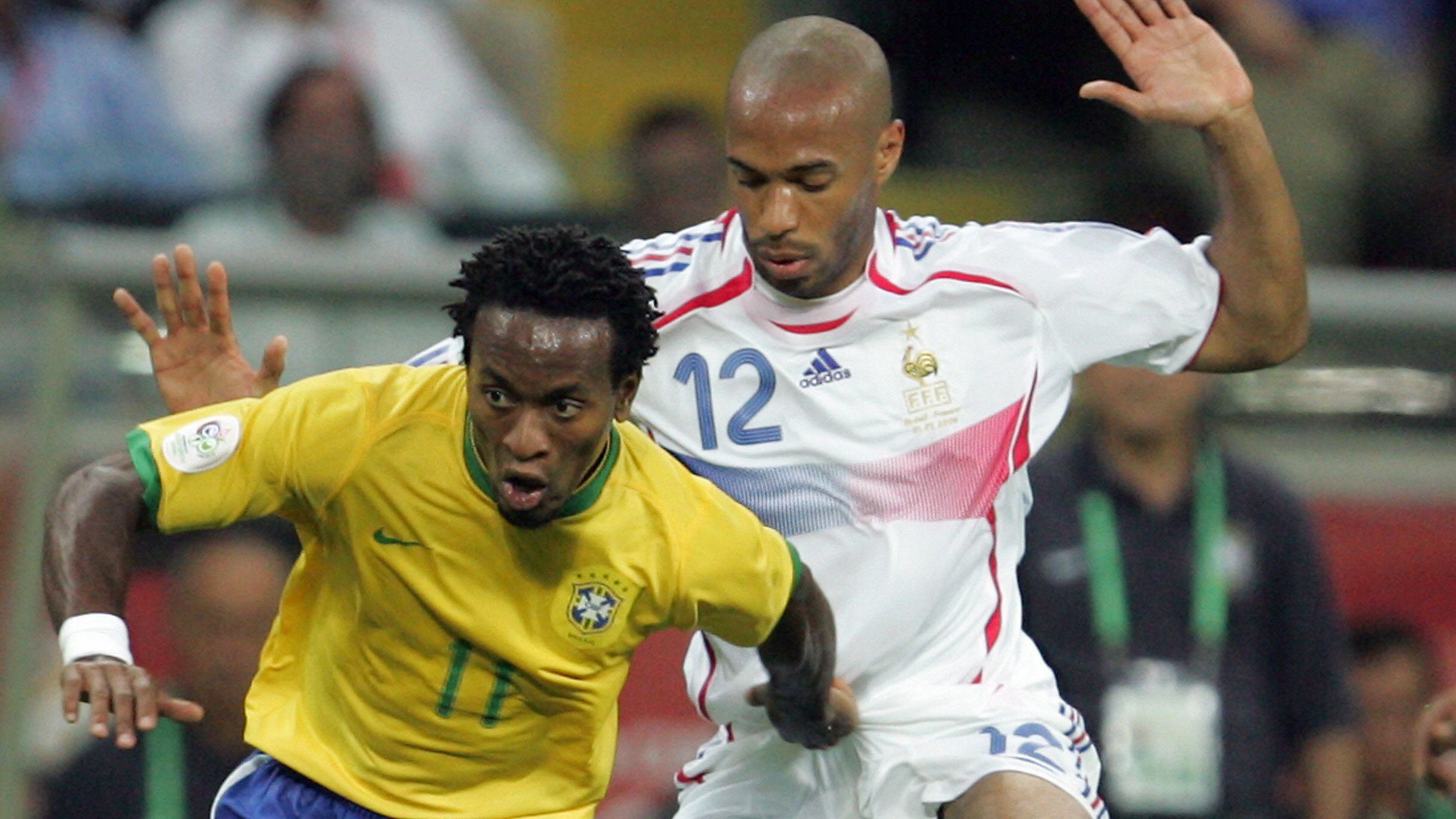 Brazilian midfielder Ze Roberto (L) vies
