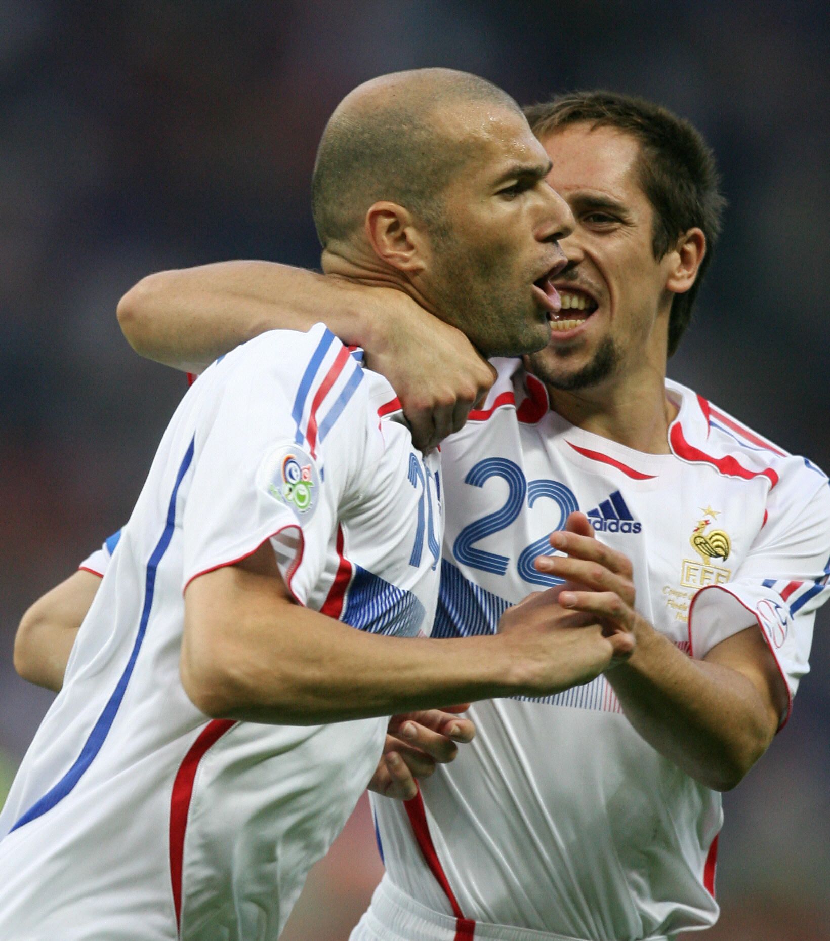 French midfielder Zinedine Zidane (L) ce