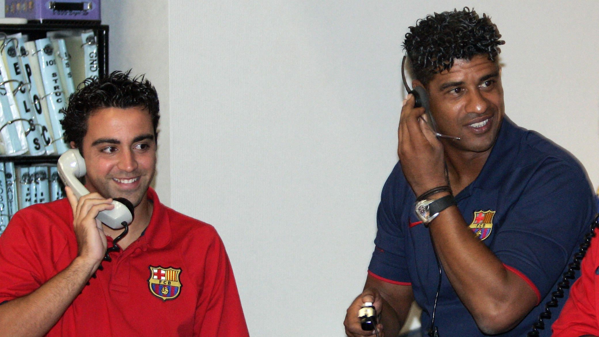 FC Barcelona's Xavi (L), coach Frank Rij