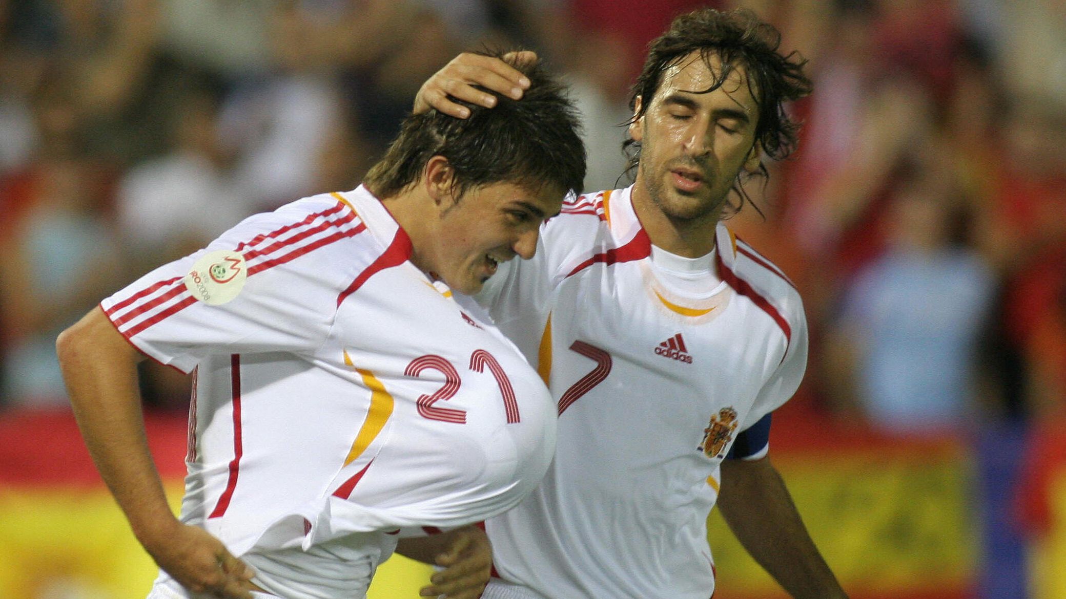 Spain's David Villa (L) celebrates after