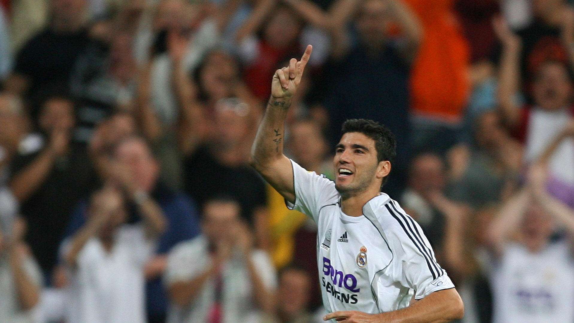 Real Madrid's Antonio Reyes salutes his