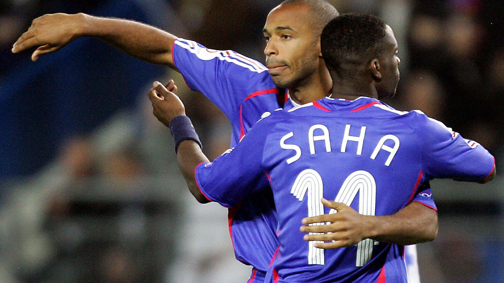 French forward Louis Saha (R) is congrat