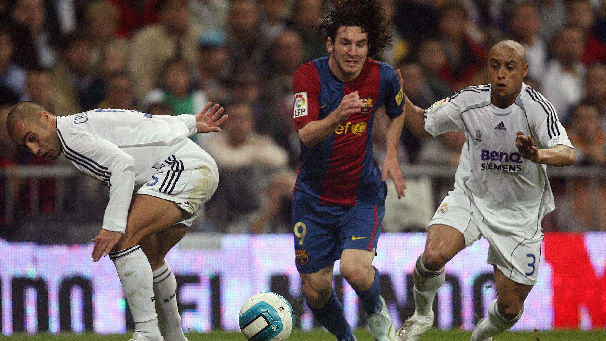 Barcelona's Lionel Messi (C) runs past R