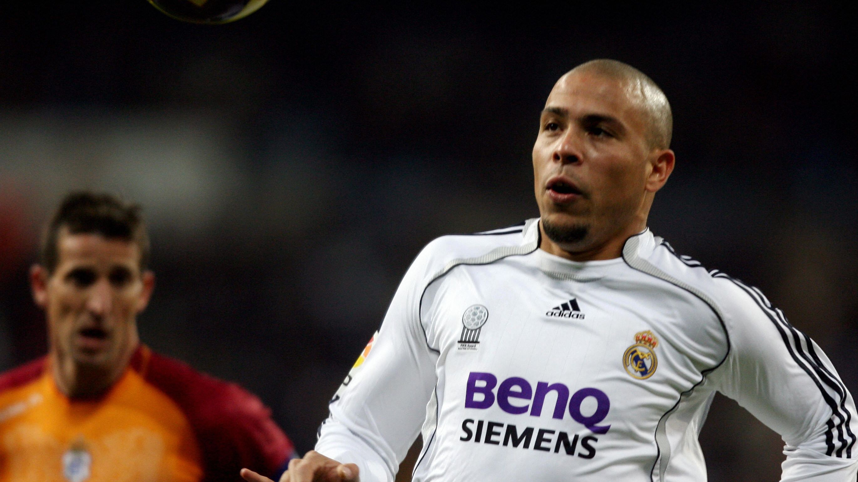 Real Madrid's Ronaldo (R) vies with Recr