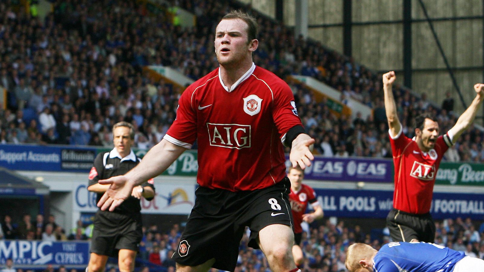 Wayne Rooney of Manchester United celebr...