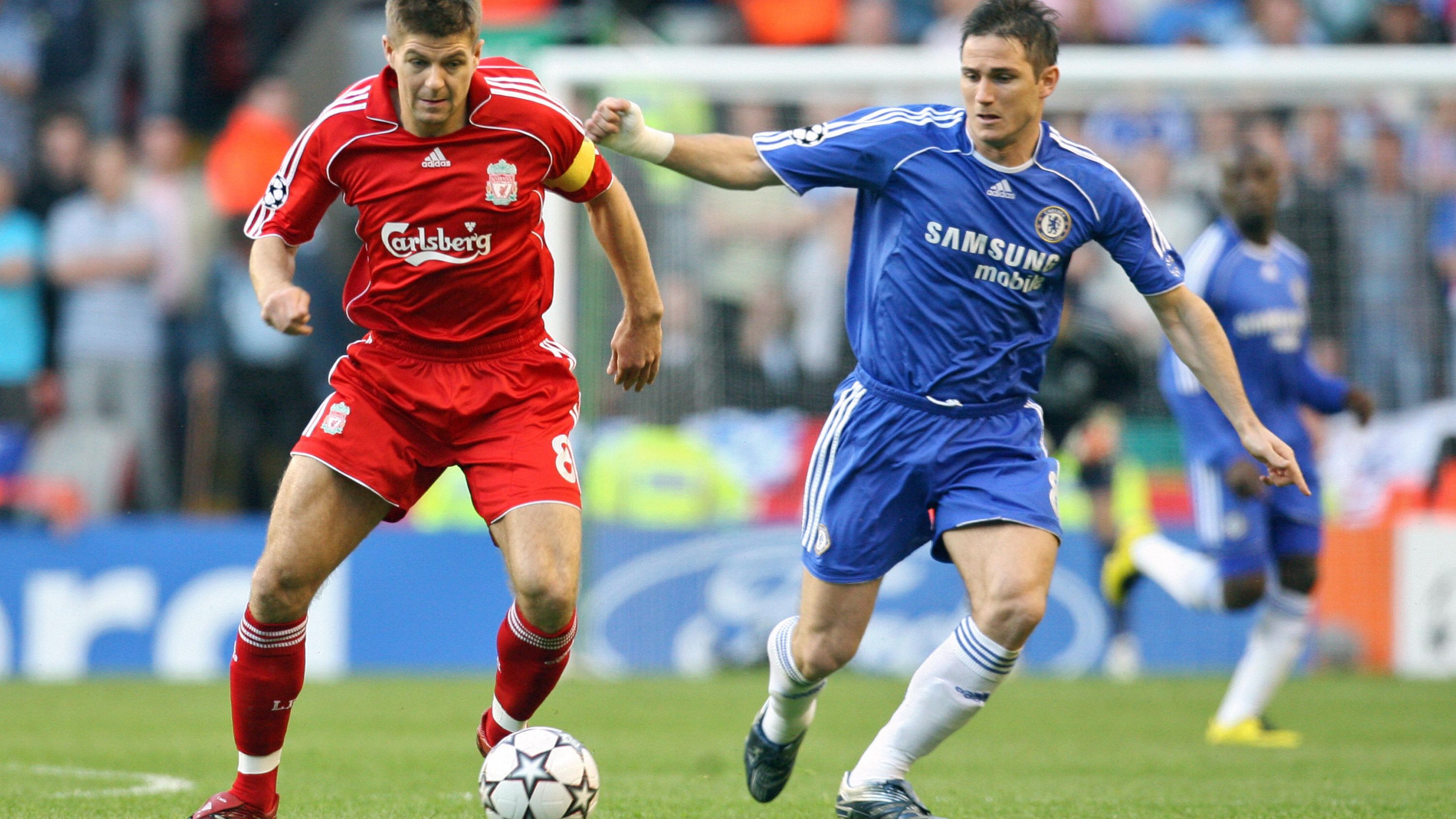 Liverpools Steven Gerrard (L) vies for t...