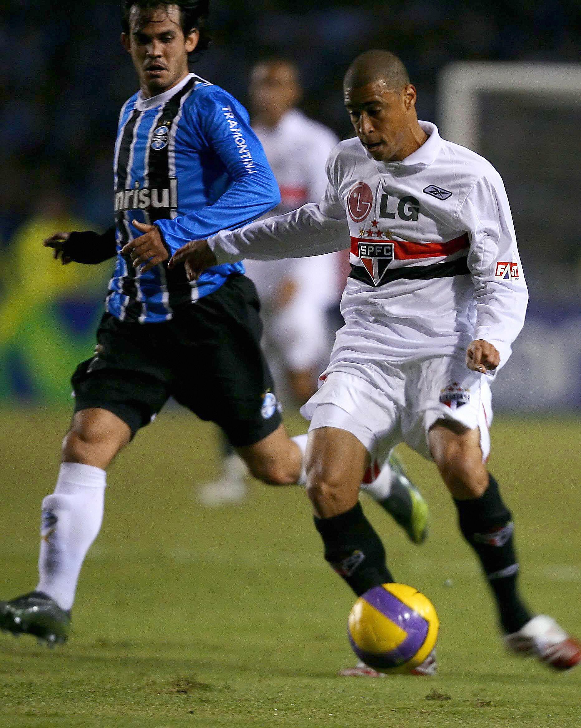 Gavillan (L) from Gremio vies for the ba...