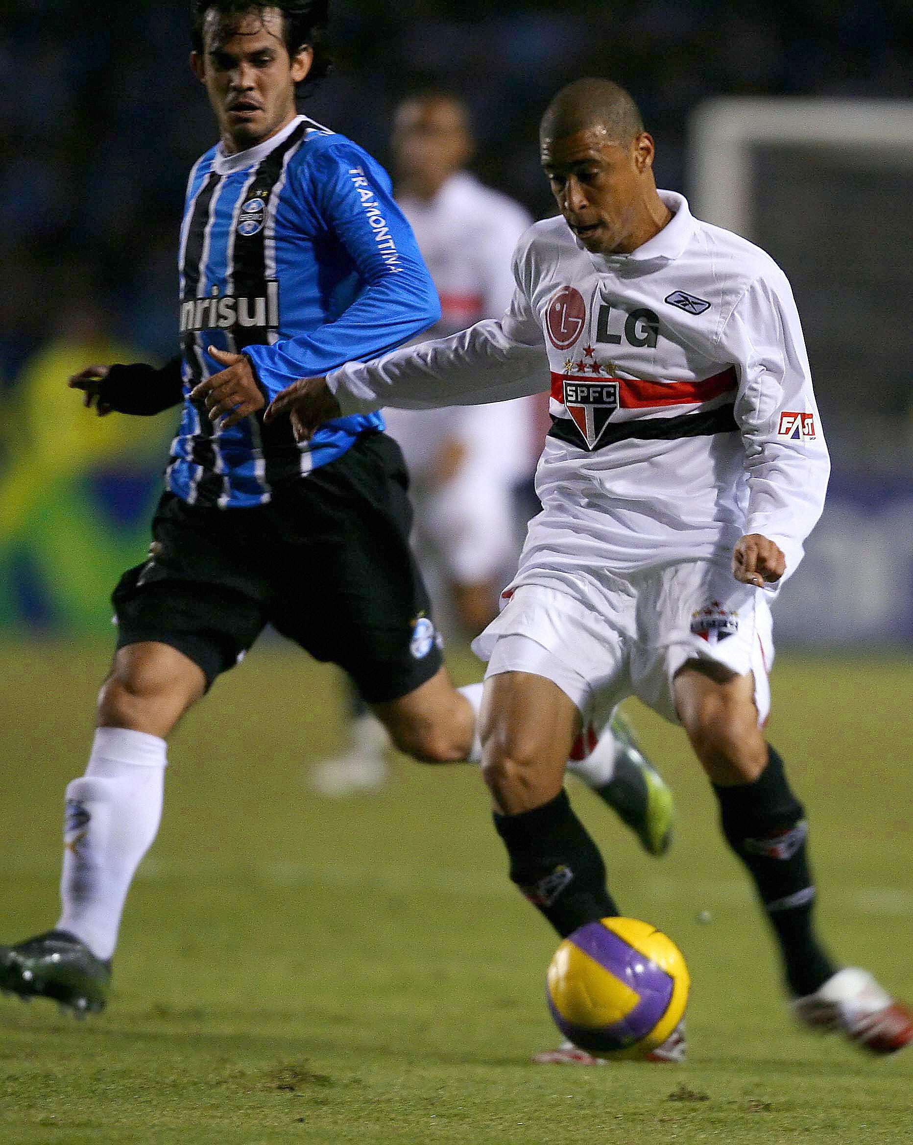 Gavillan (L) from Gremio vies for the ba...