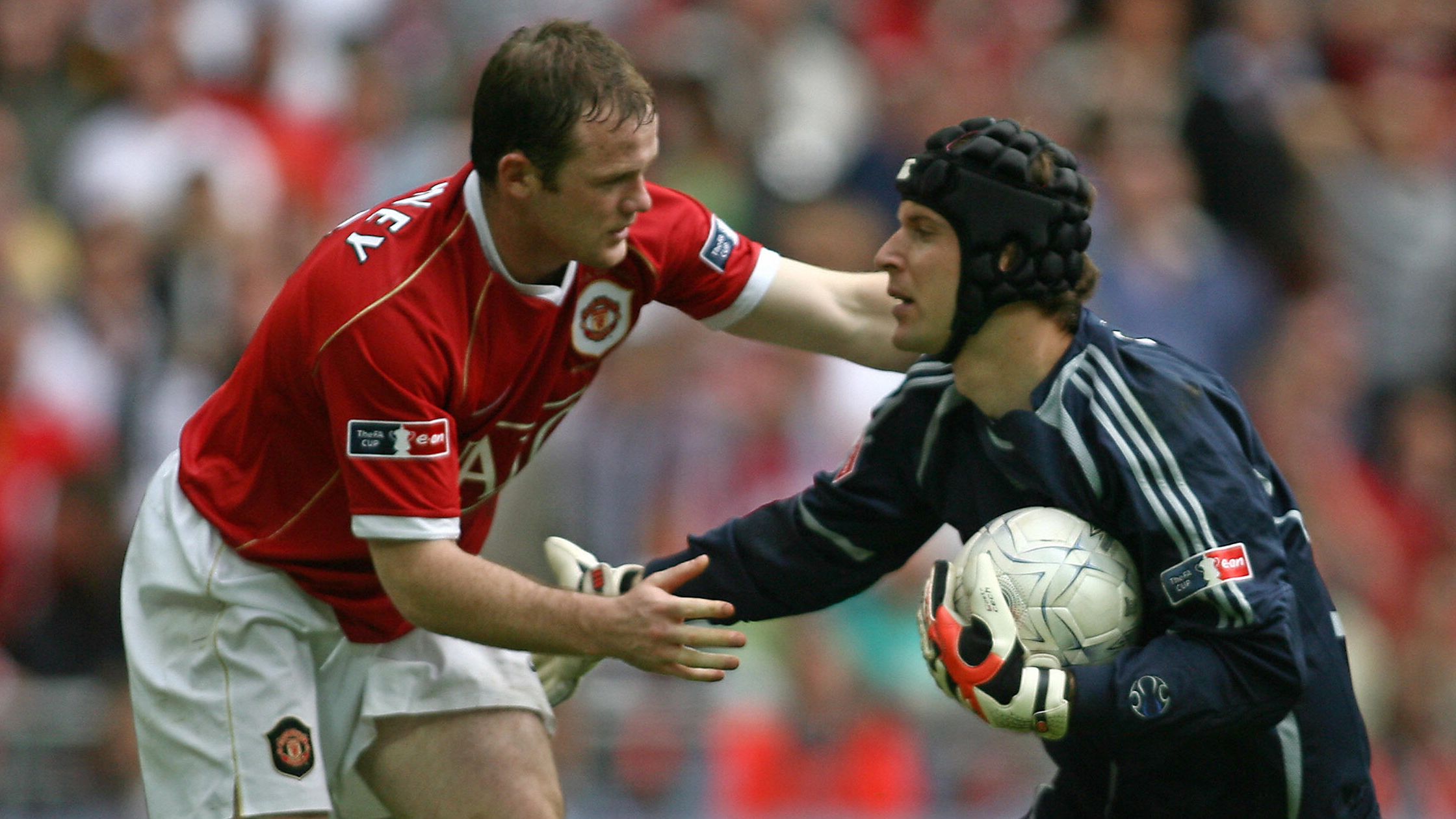 Manchester United's Wayne Rooney (L) hel...