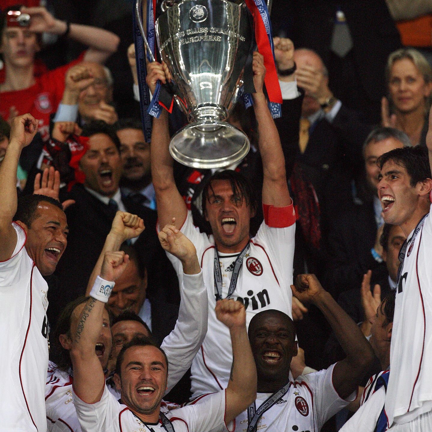 AC Milan's defender Paolo Maldini (C) li...