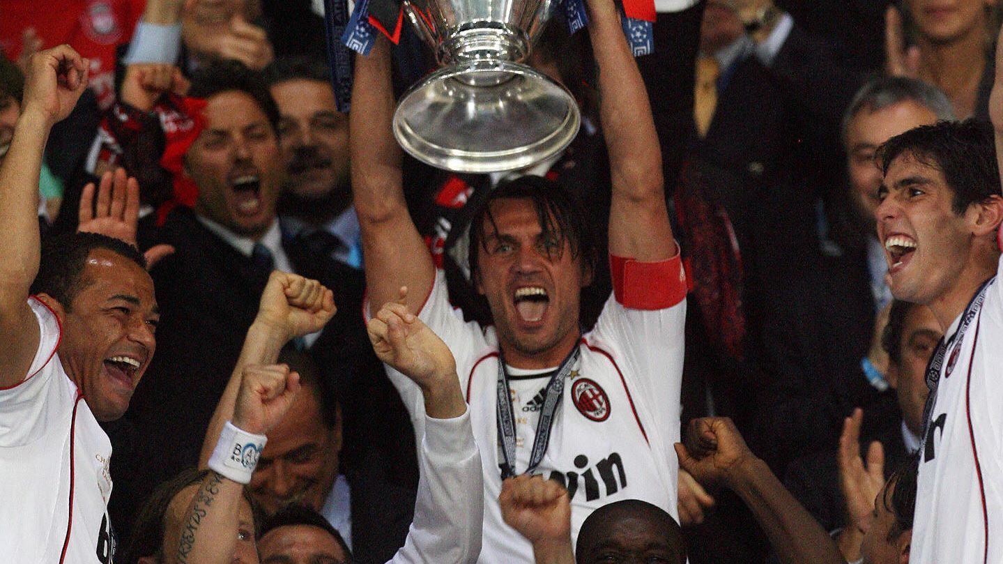 AC Milan's defender Paolo Maldini (C) li...