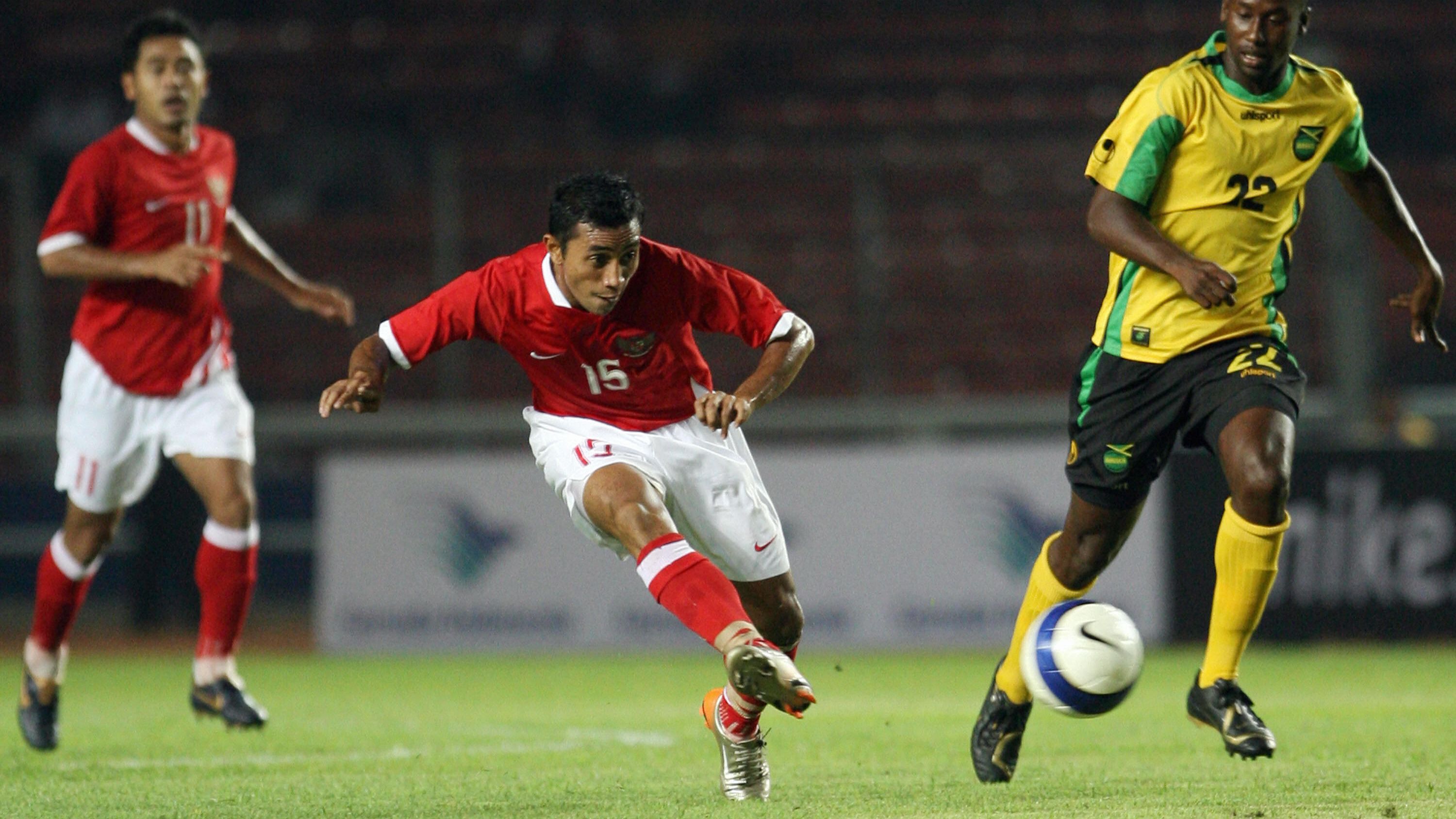 Indonesian footballer Firman Utina (C) s...