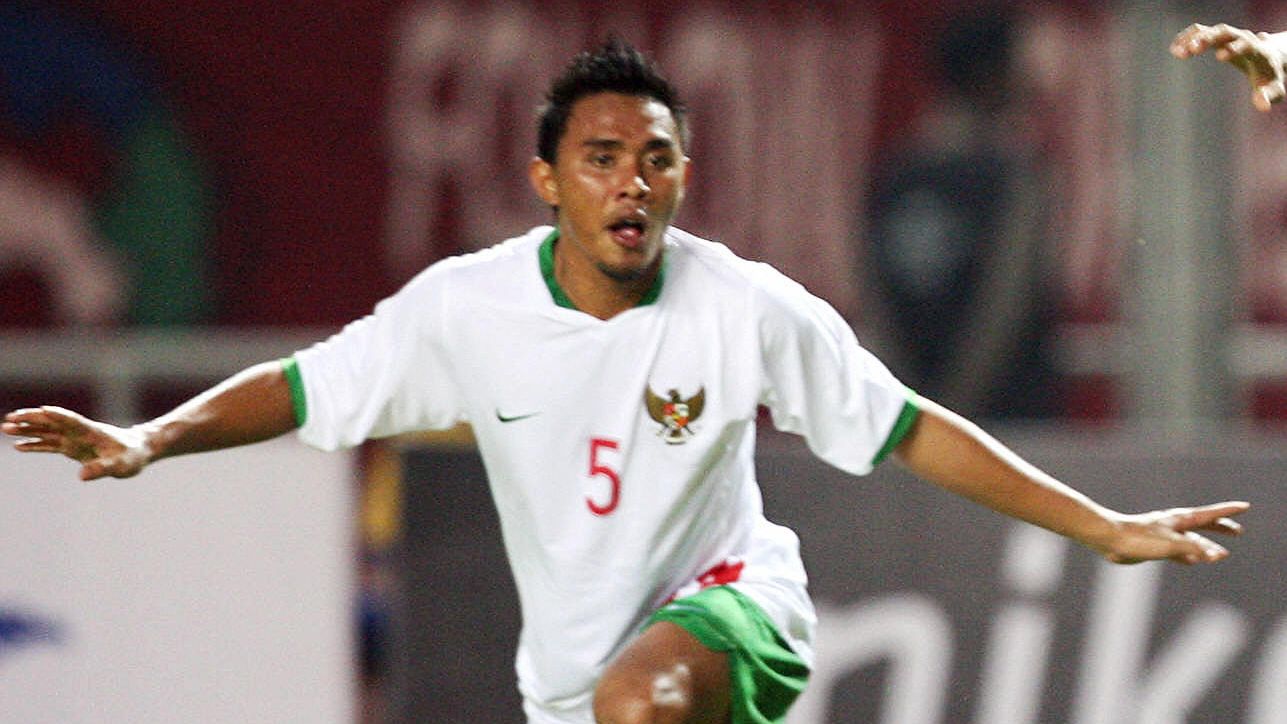 Indonesian players Maman Abdulrahman (L)...