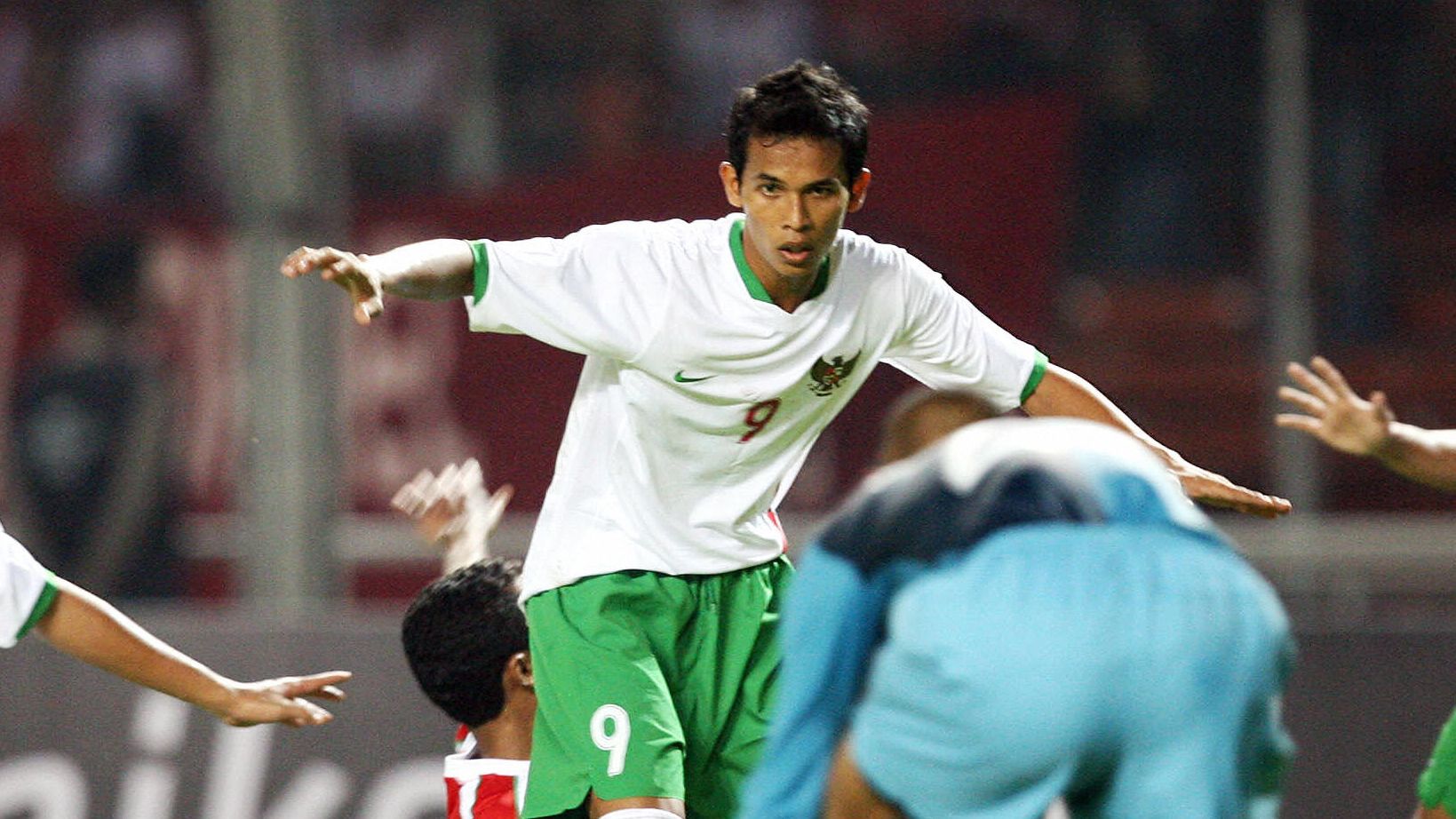 Indonesian players Maman Abdulrahman (L)...