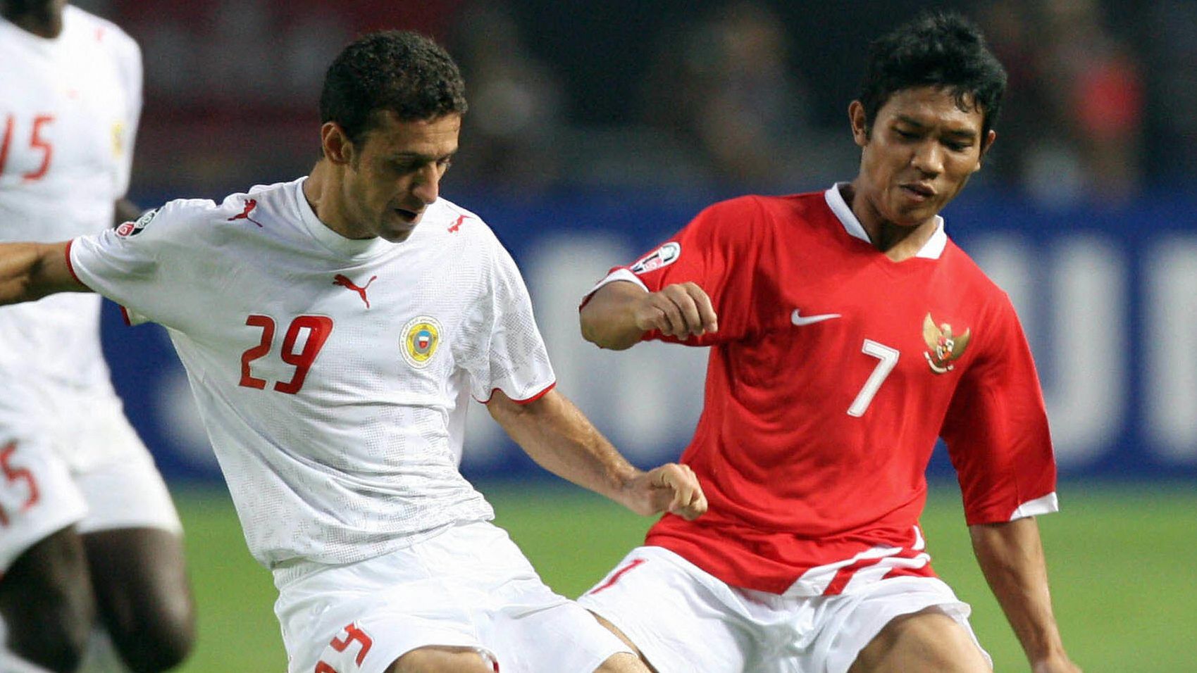 Indonesian Eka Ramdani (2nd-R) vies for...