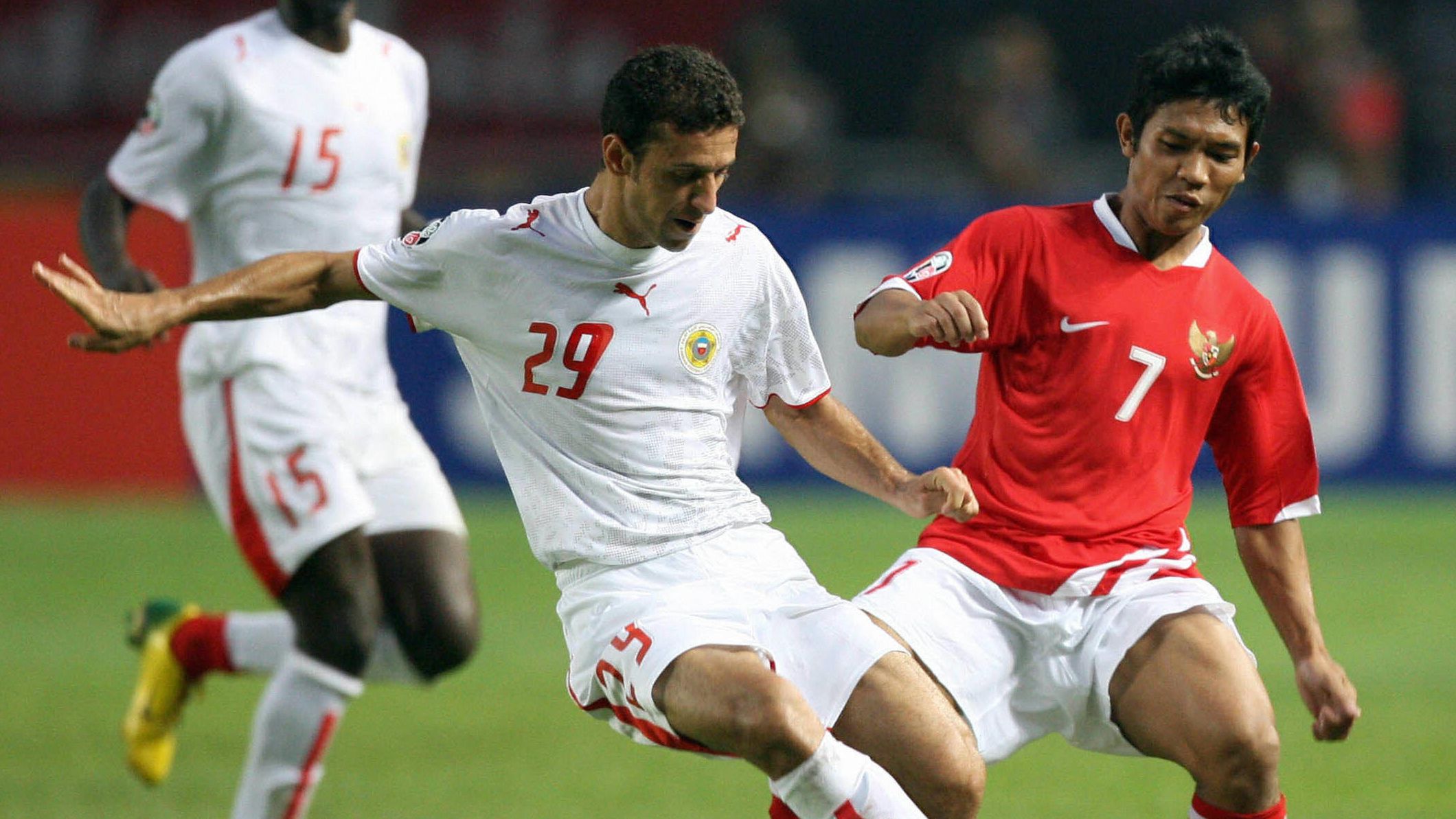 Indonesian Eka Ramdani (2nd-R) vies for...