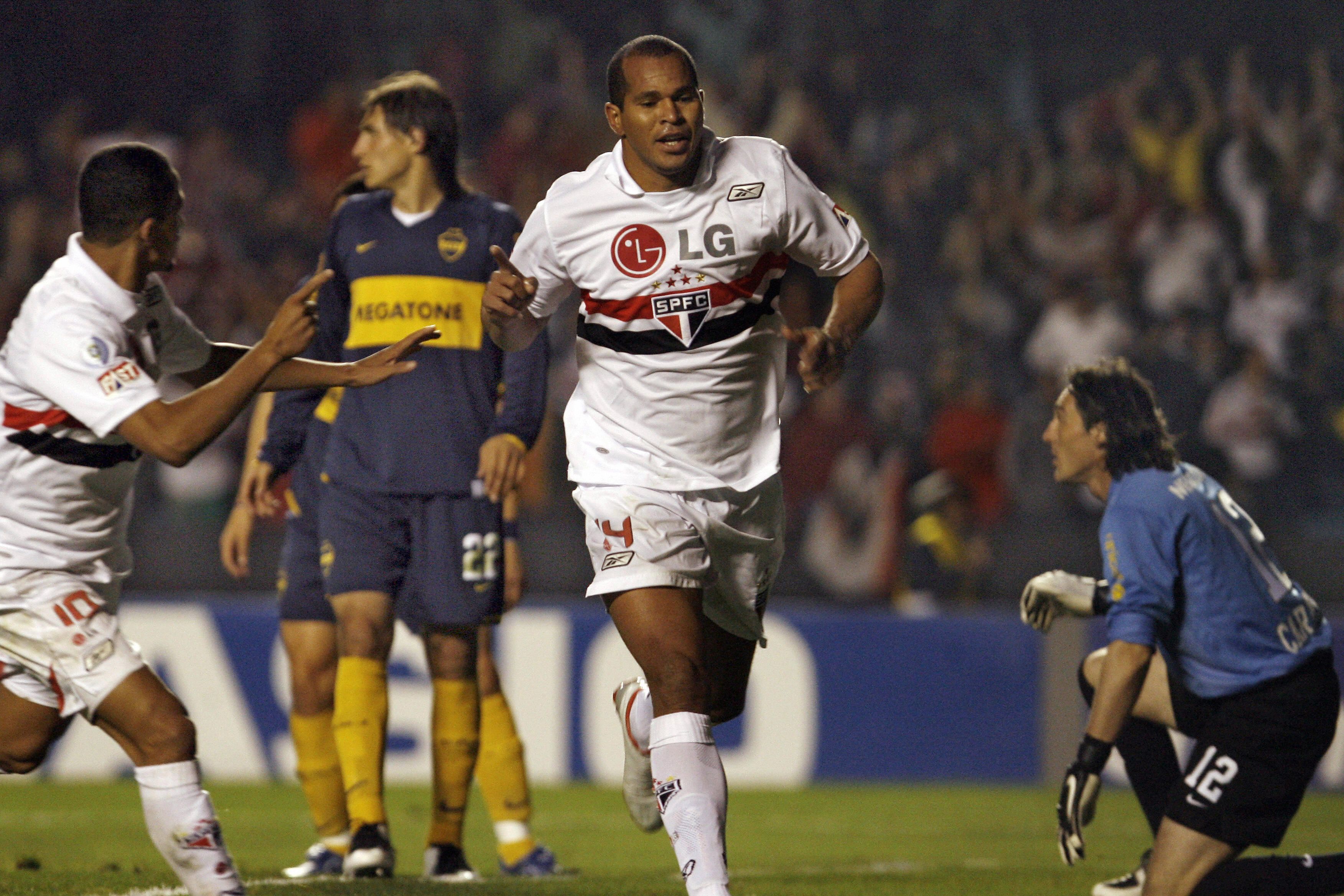 Sao Paulo's Aloisio (C) celebrates his g