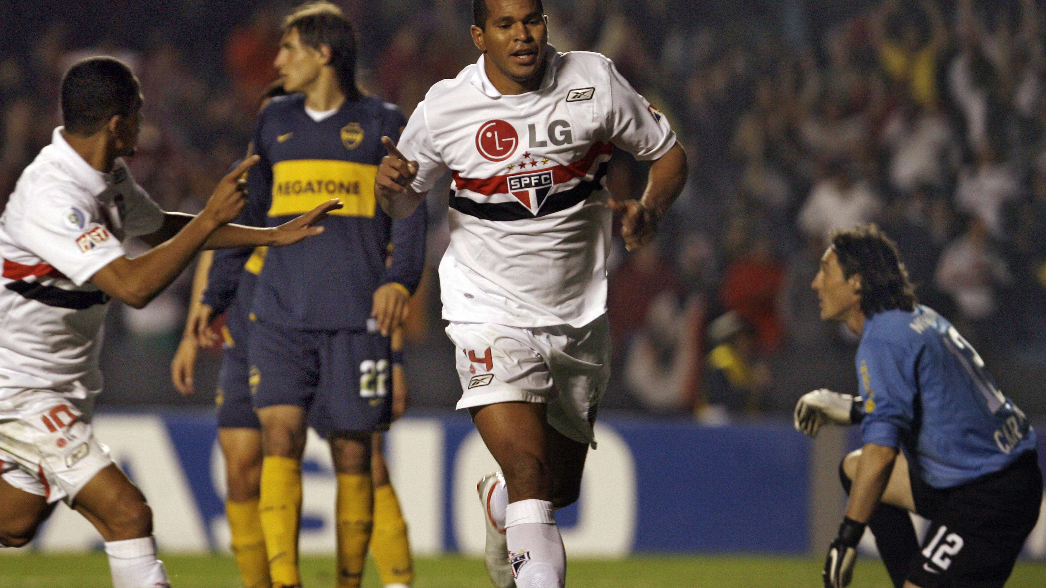 Sao Paulo's Aloisio (C) celebrates his g