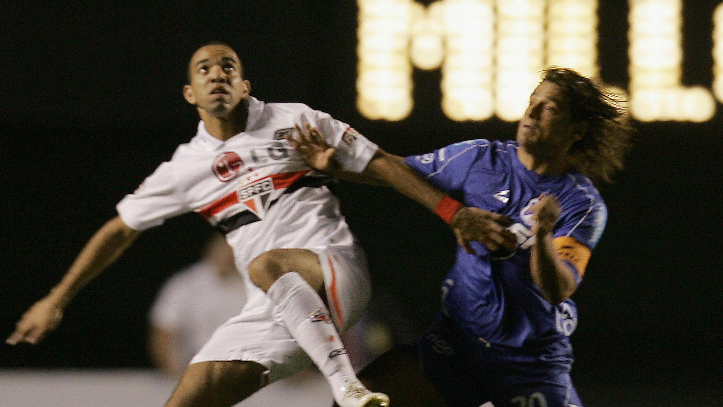 Millonarios' Gerardo Bedoya (R) vies wit