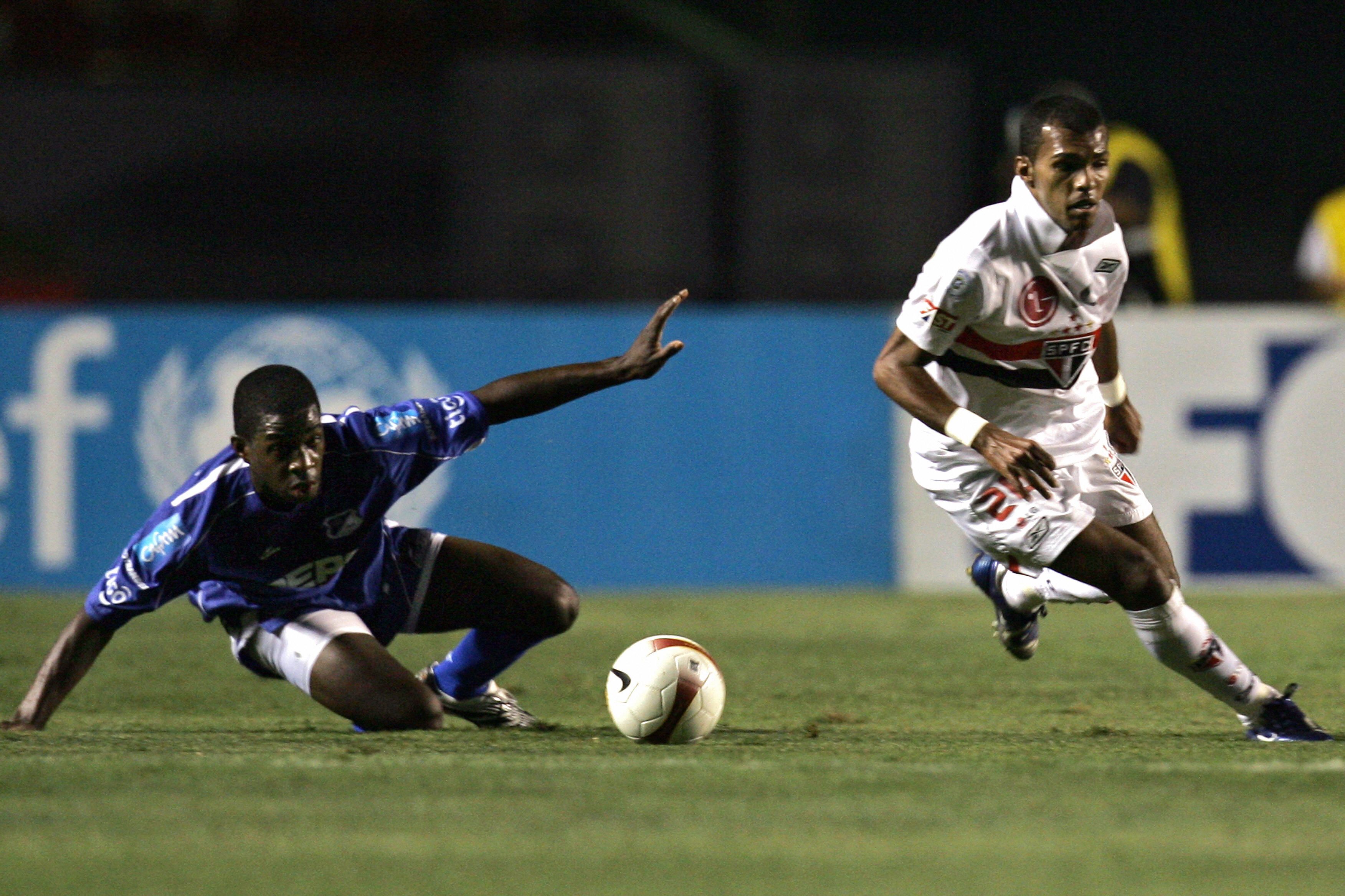 Sao Paulo's Richarlyson (R) vies for the