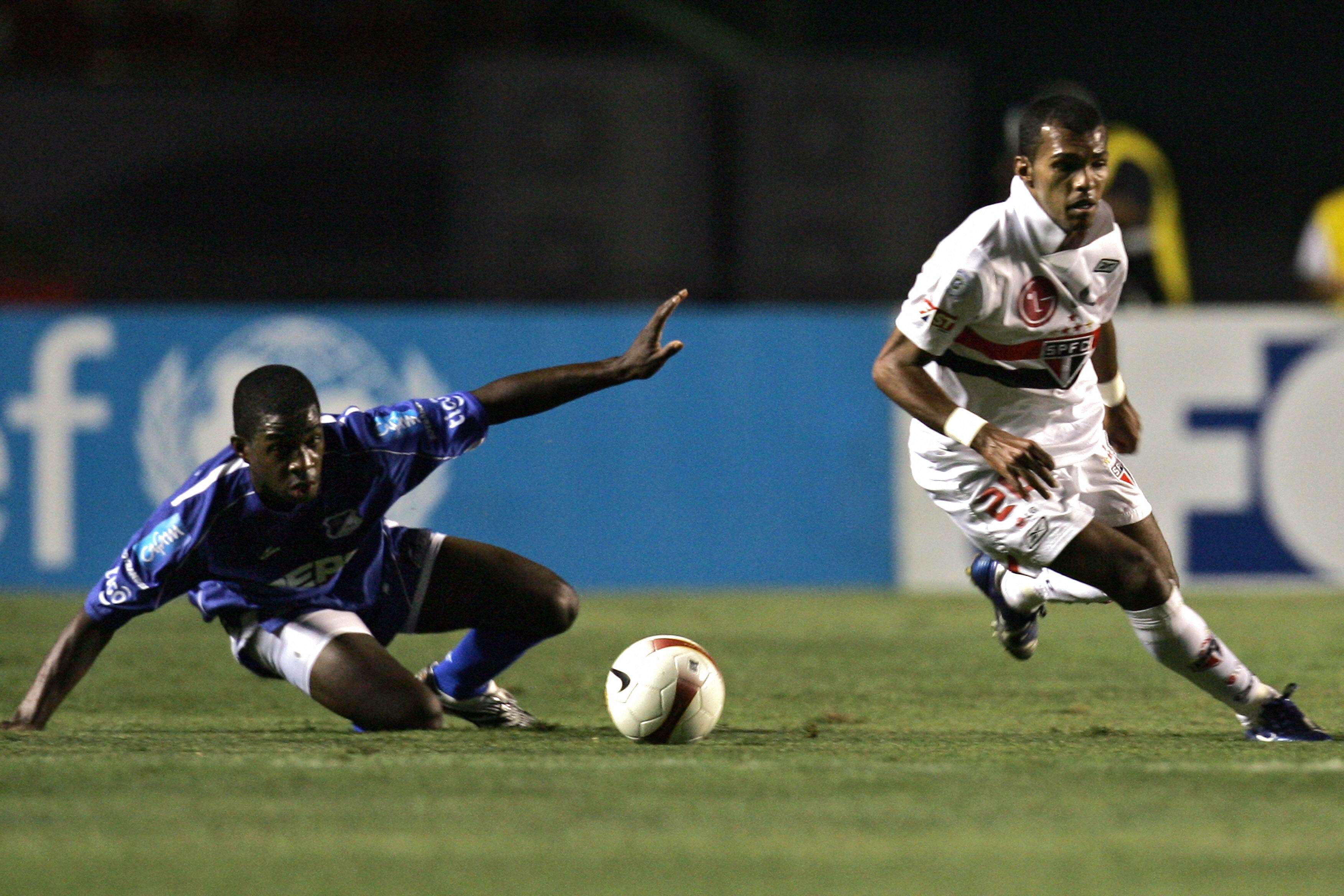 Sao Paulo's Richarlyson (R) vies for the