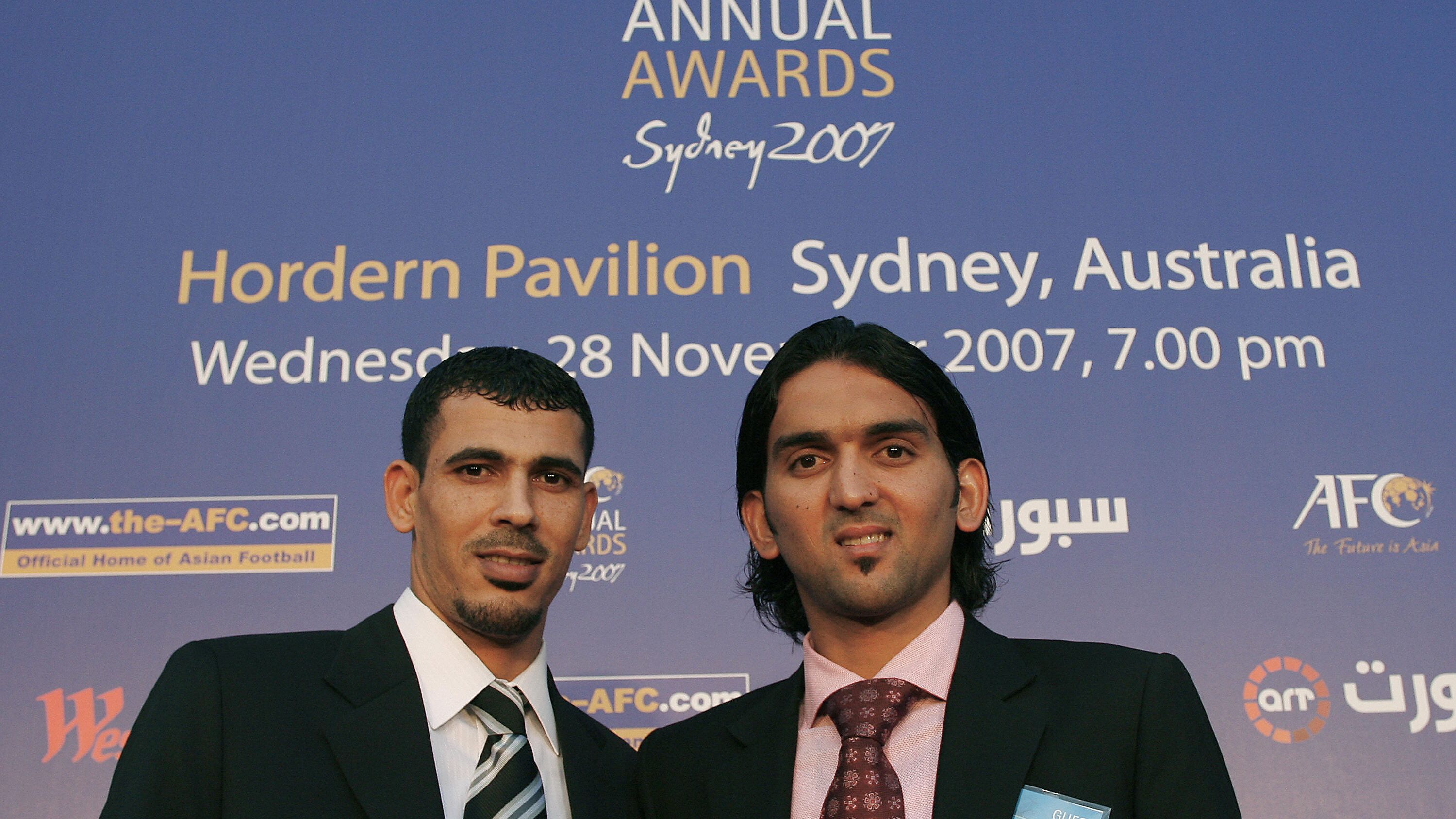 Iraq's Younis Mahmoud (L) and Nashat Akr