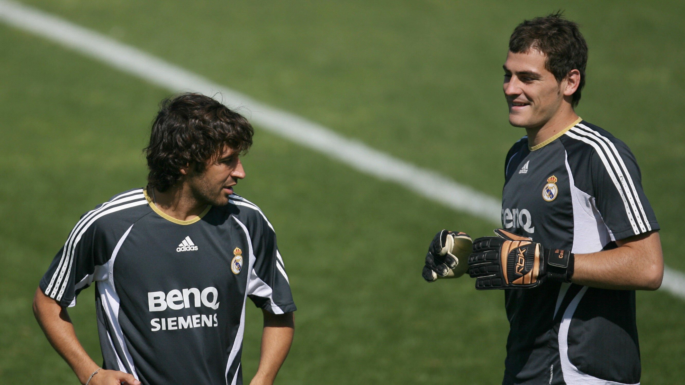 Real Madrid's captain Raul Gonzalez (L)