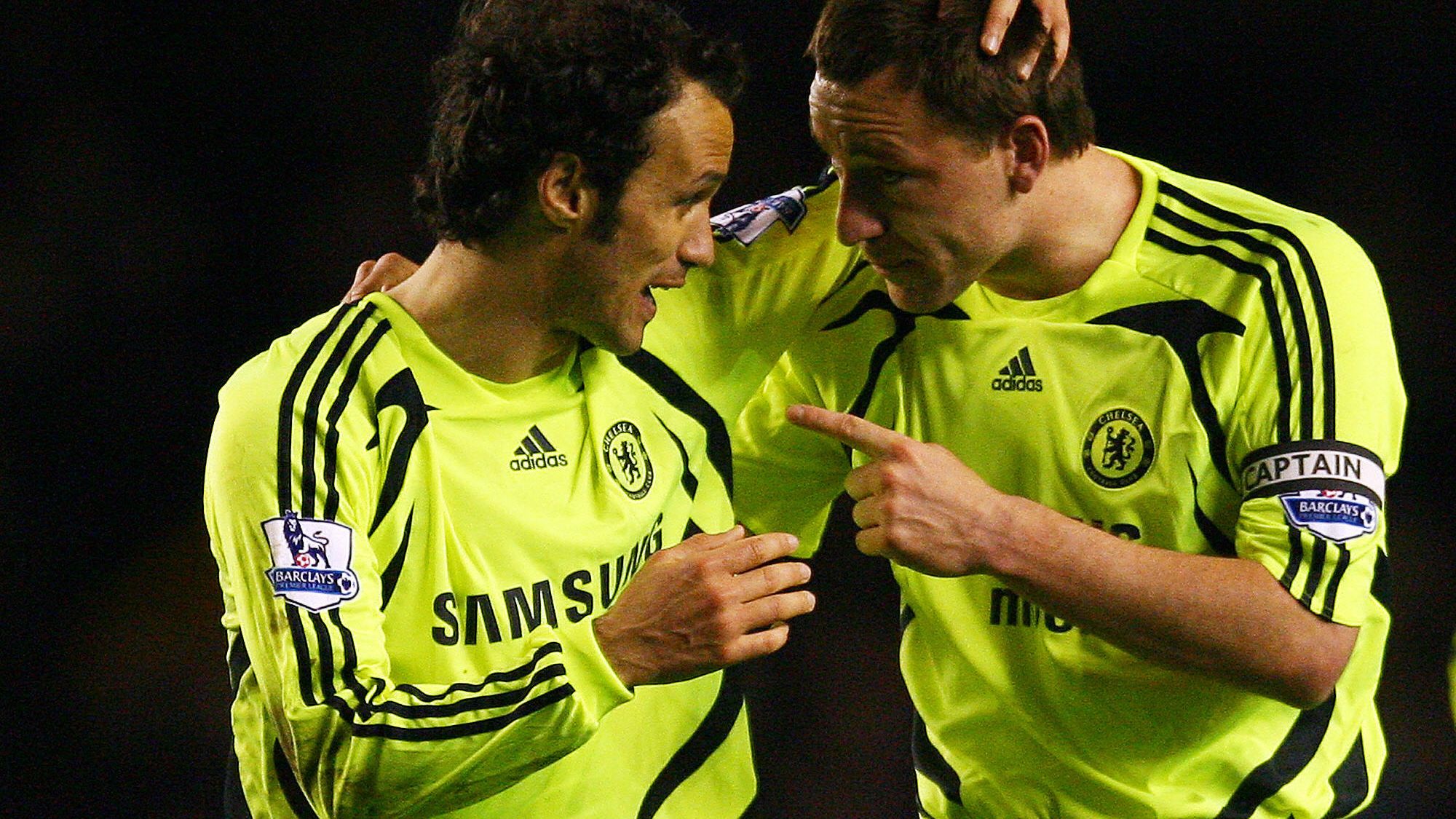 Chelsea's English defender John Terry (R